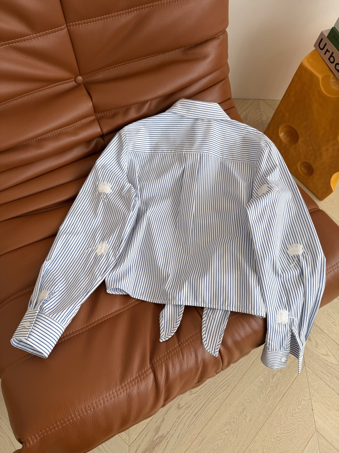 重工又有造型感 26ss 刺绣+钉珠工艺装饰衬衫 版型是巨好看的系带设计 休闲慵懒 自带博主街拍范 又可