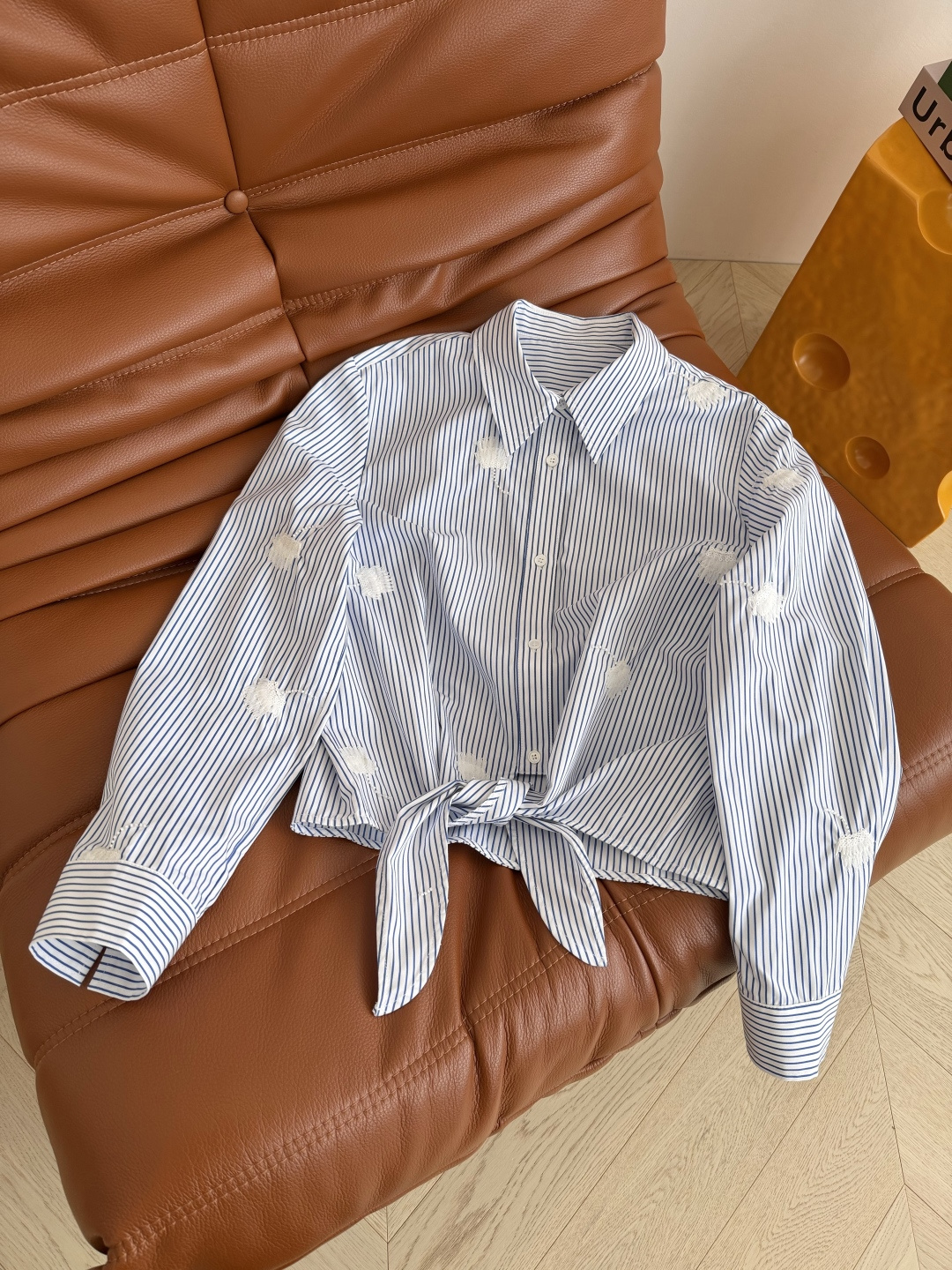 重工又有造型感 26ss 刺绣+钉珠工艺装饰衬衫 版型是巨好看的系带设计 休闲慵懒 自带博主街拍范 又可