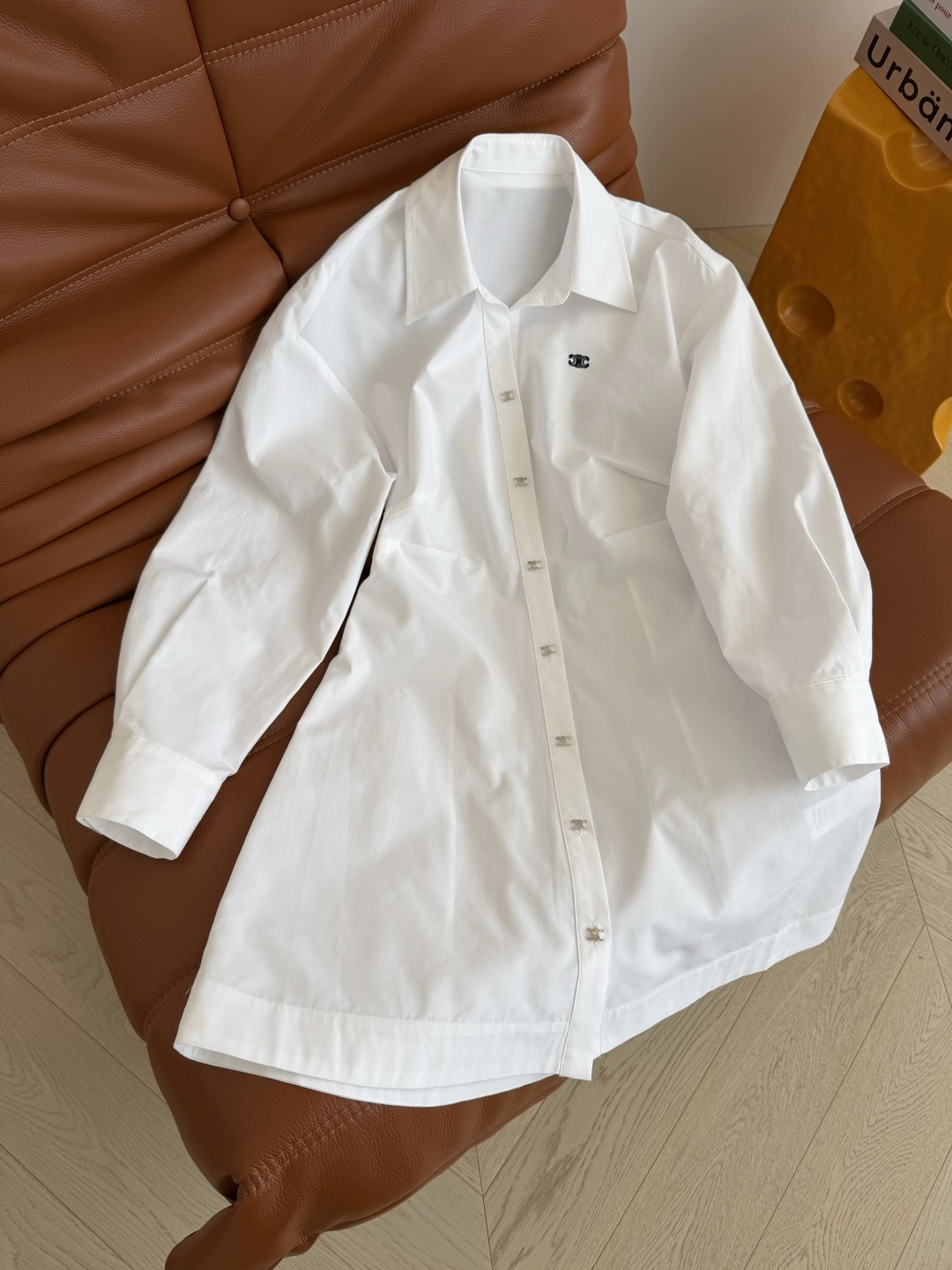 26春夏 凯旋门logo刺绣设计连衣裙 一排银色凯旋门扣子装饰 日常必备的一条衬衫裙 不管是通勤或者度假