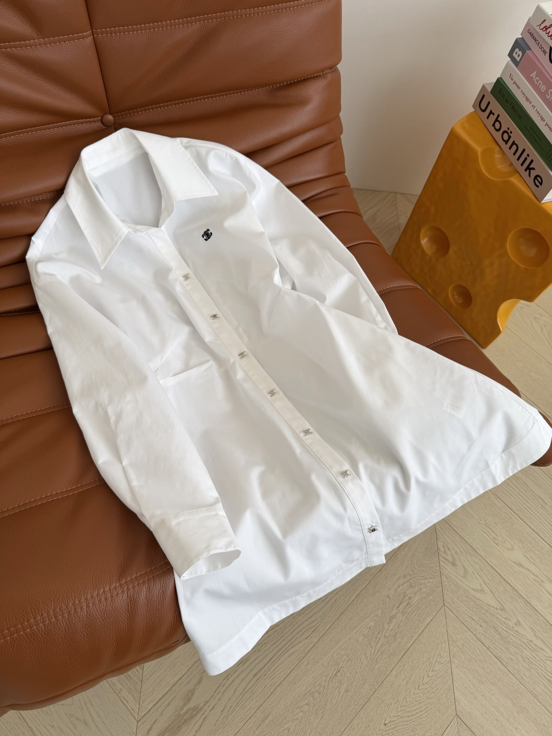 26春夏 凯旋门logo刺绣设计连衣裙 一排银色凯旋门扣子装饰 日常必备的一条衬衫裙 不管是通勤或者度假