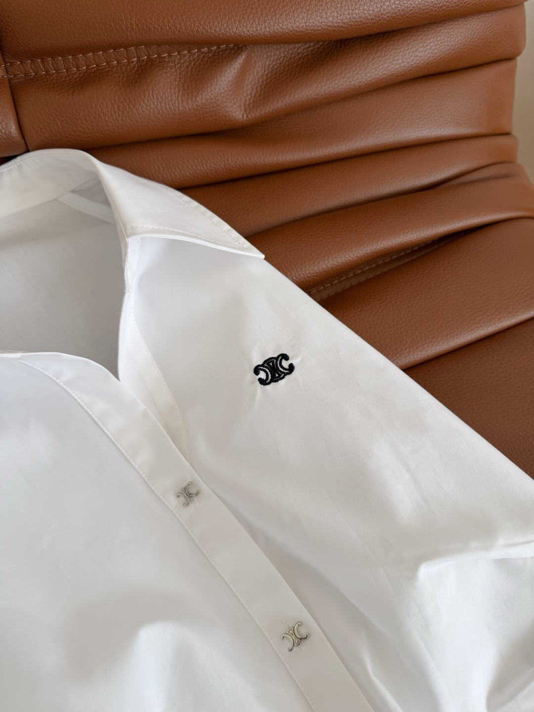 26春夏 凯旋门logo刺绣设计连衣裙 一排银色凯旋门扣子装饰 日常必备的一条衬衫裙 不管是通勤或者度假