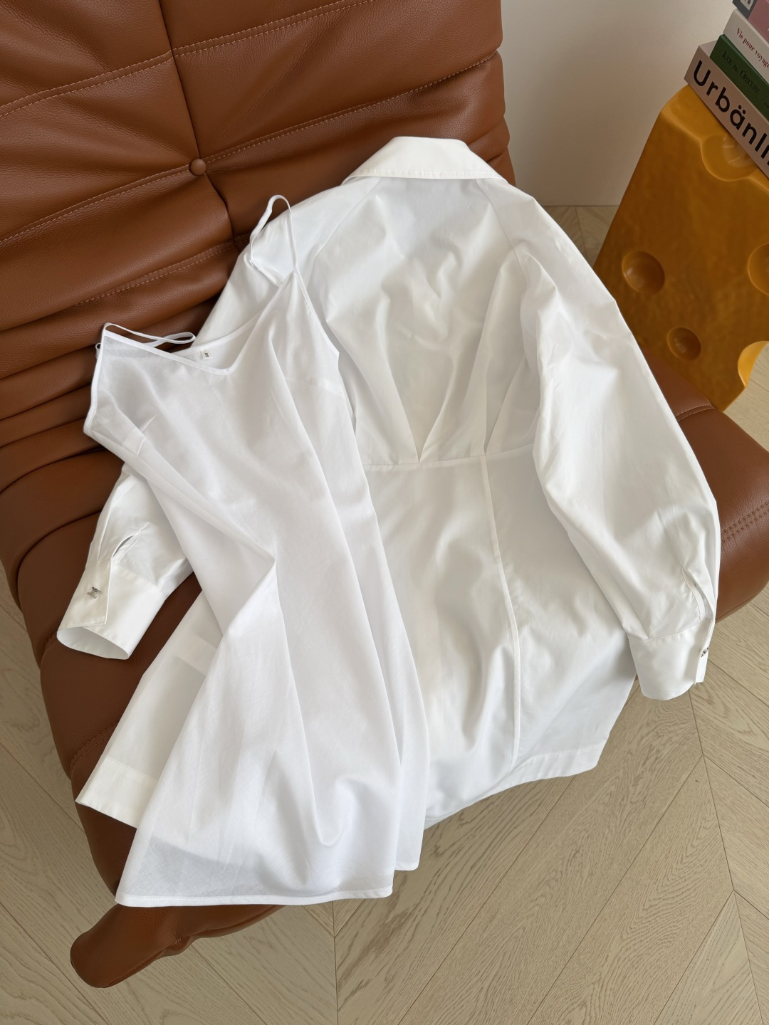 26春夏 凯旋门logo刺绣设计连衣裙 一排银色凯旋门扣子装饰 日常必备的一条衬衫裙 不管是通勤或者度假