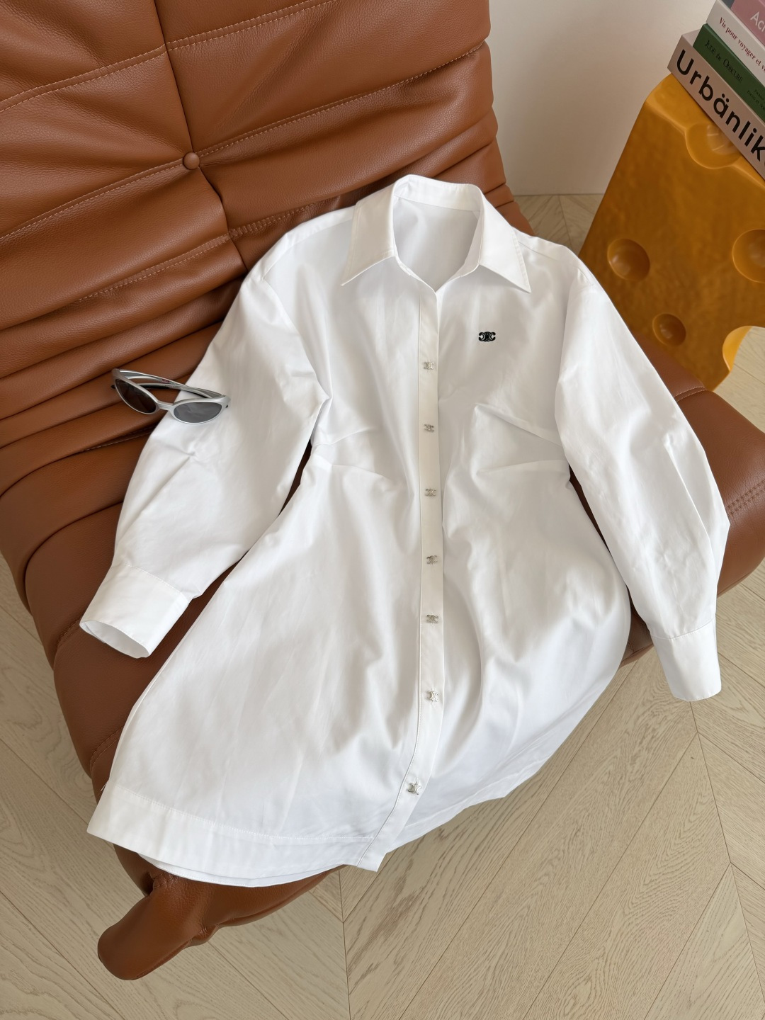 26春夏 凯旋门logo刺绣设计连衣裙 一排银色凯旋门扣子装饰 日常必备的一条衬衫裙 不管是通勤或者度假