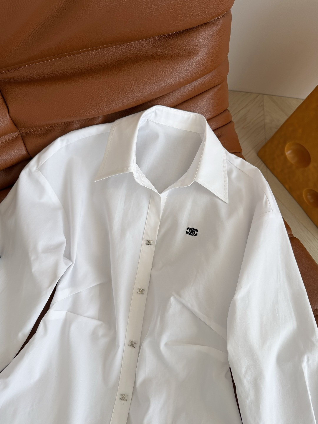 26春夏 凯旋门logo刺绣设计连衣裙 一排银色凯旋门扣子装饰 日常必备的一条衬衫裙 不管是通勤或者度假