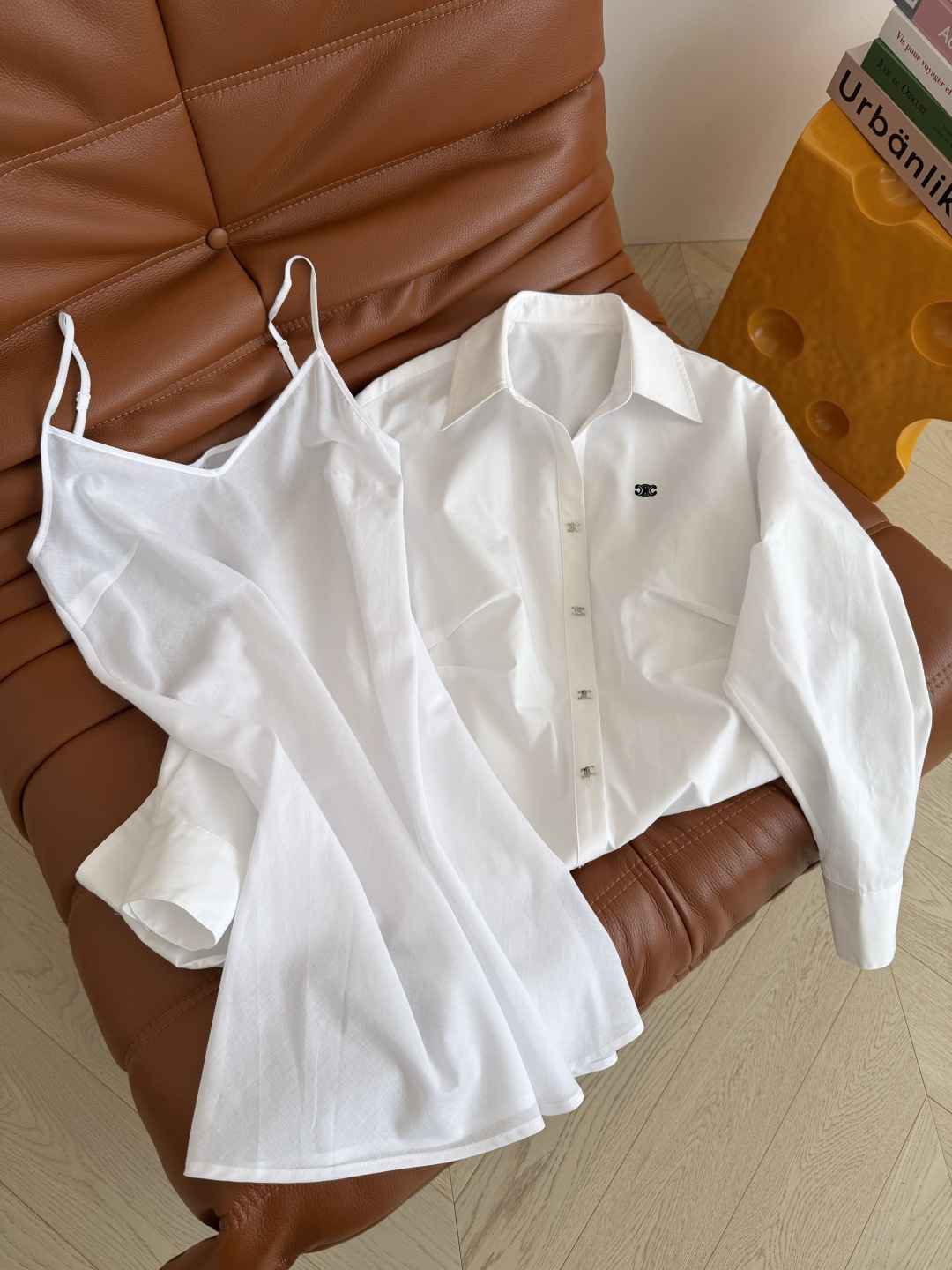 26春夏 凯旋门logo刺绣设计连衣裙 一排银色凯旋门扣子装饰 日常必备的一条衬衫裙 不管是通勤或者度假