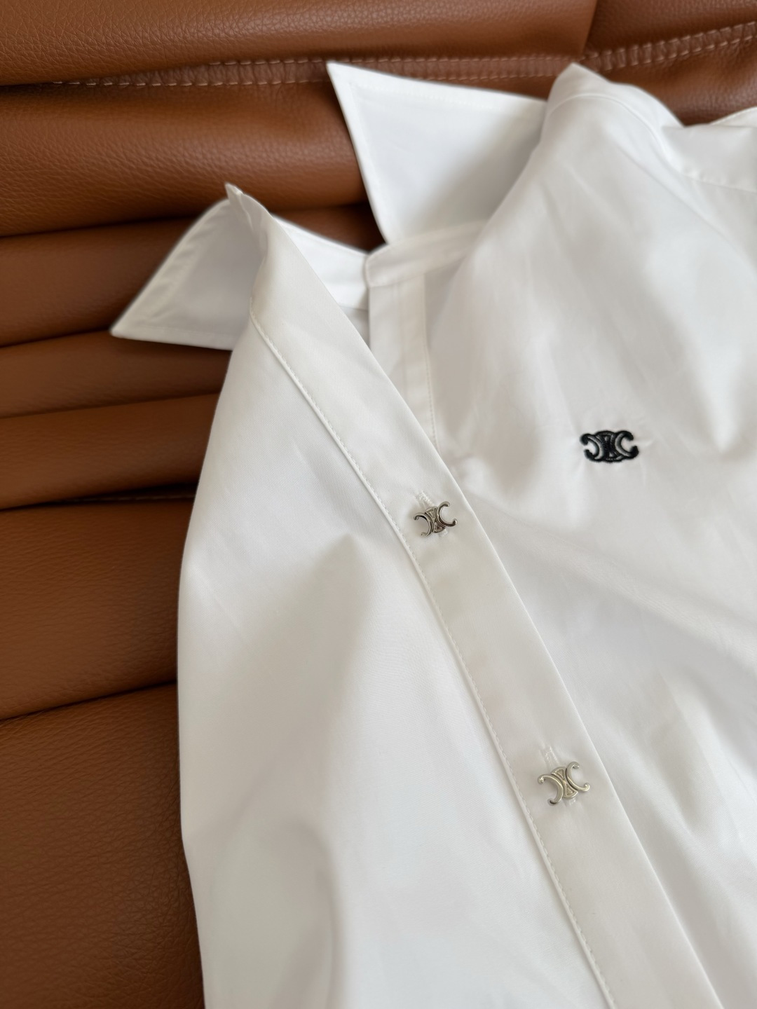 26春夏 凯旋门logo刺绣设计连衣裙 一排银色凯旋门扣子装饰 日常必备的一条衬衫裙 不管是通勤或者度假