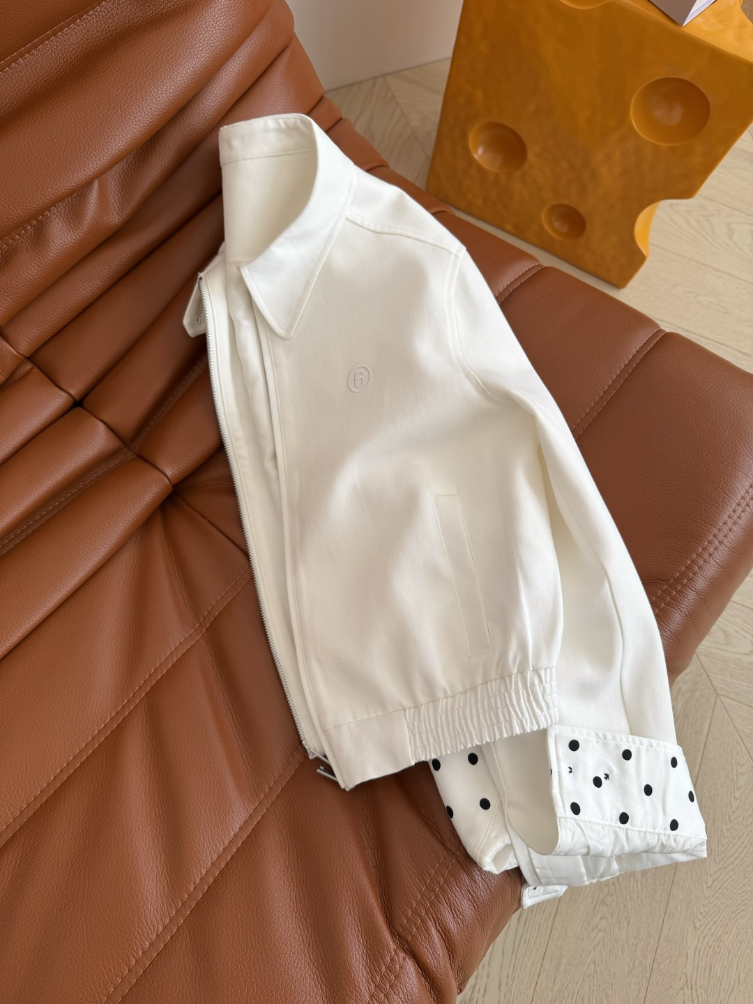 复古时髦小夹克 26ss 波点袖口卷边白色外套 两个袖口内里是波点设计 可以卷边穿 很好看的细节 胸前刺
