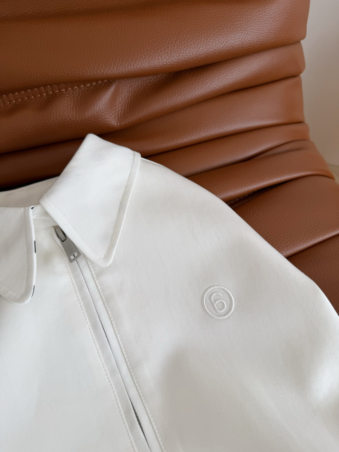 复古时髦小夹克 26ss 波点袖口卷边白色外套 两个袖口内里是波点设计 可以卷边穿 很好看的细节 胸前刺