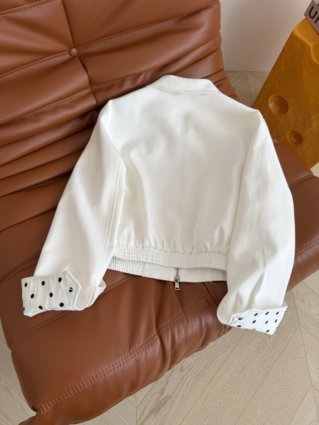 复古时髦小夹克 26ss 波点袖口卷边白色外套 两个袖口内里是波点设计 可以卷边穿 很好看的细节 胸前刺