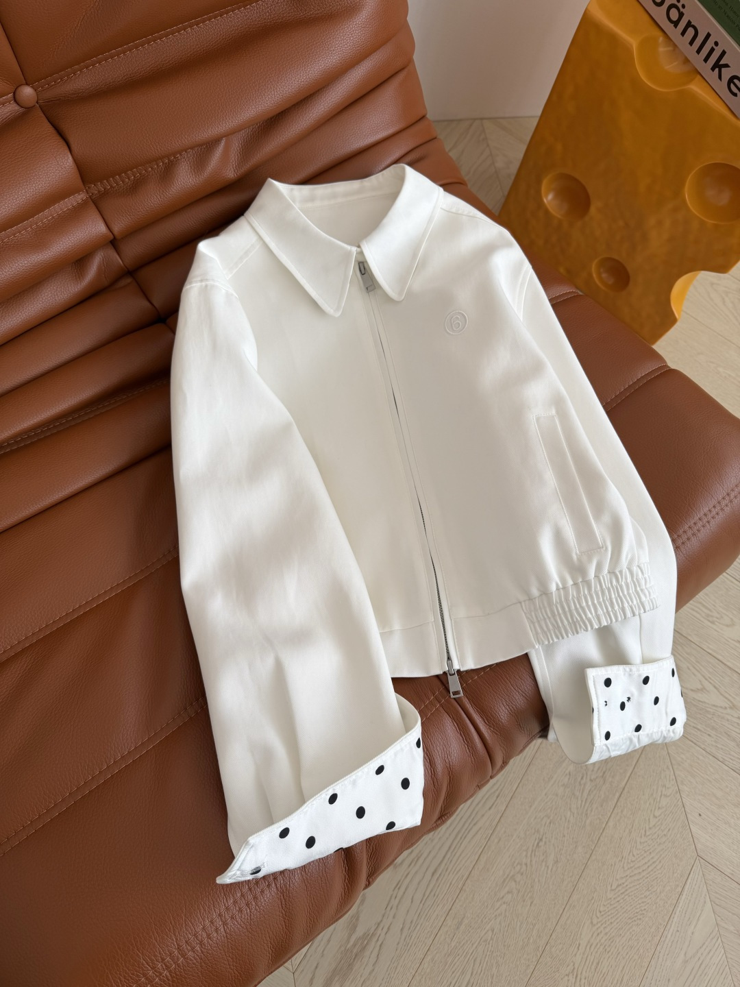 复古时髦小夹克 26ss 波点袖口卷边白色外套 两个袖口内里是波点设计 可以卷边穿 很好看的细节 胸前刺