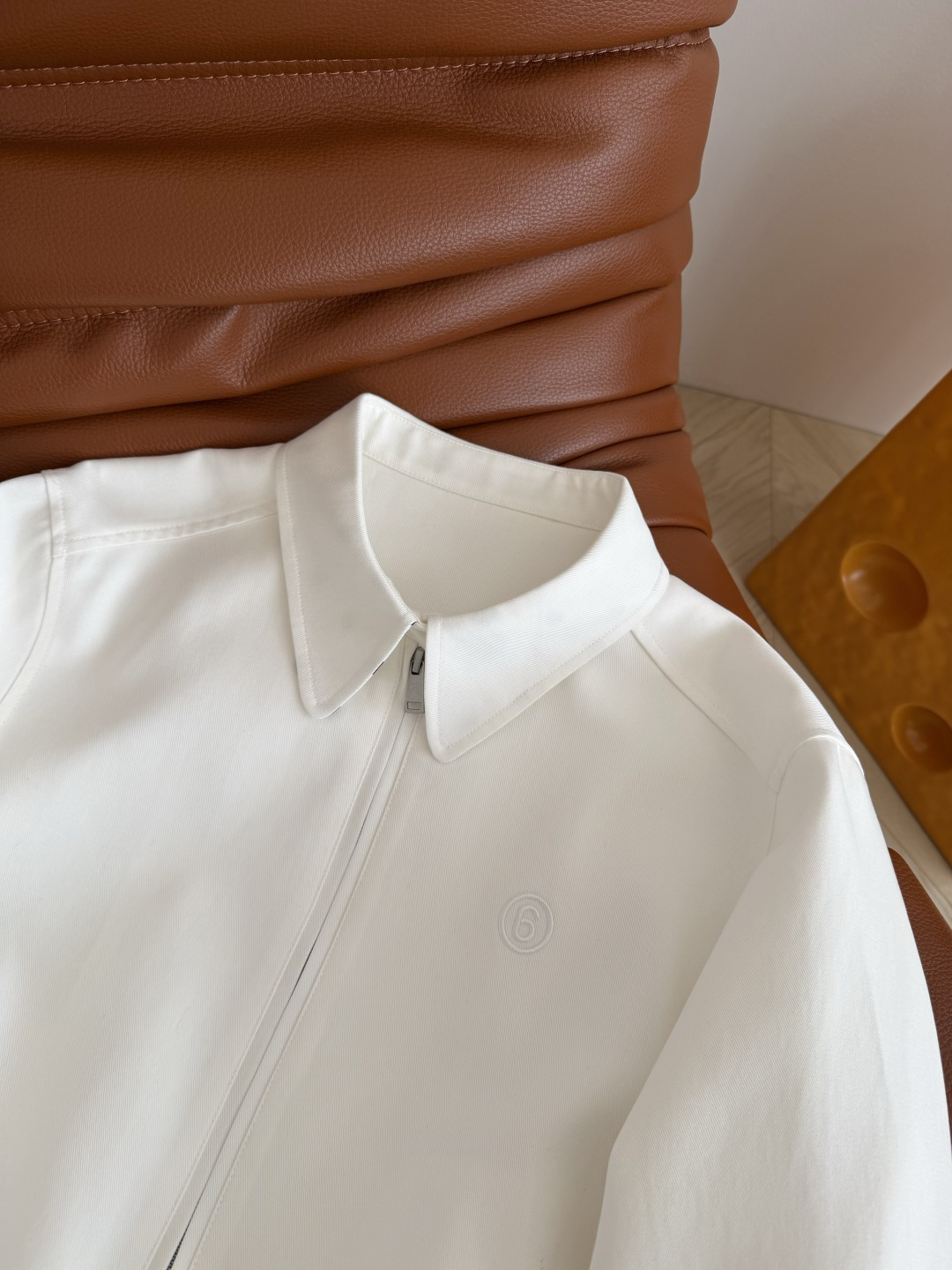 复古时髦小夹克 26ss 波点袖口卷边白色外套 两个袖口内里是波点设计 可以卷边穿 很好看的细节 胸前刺