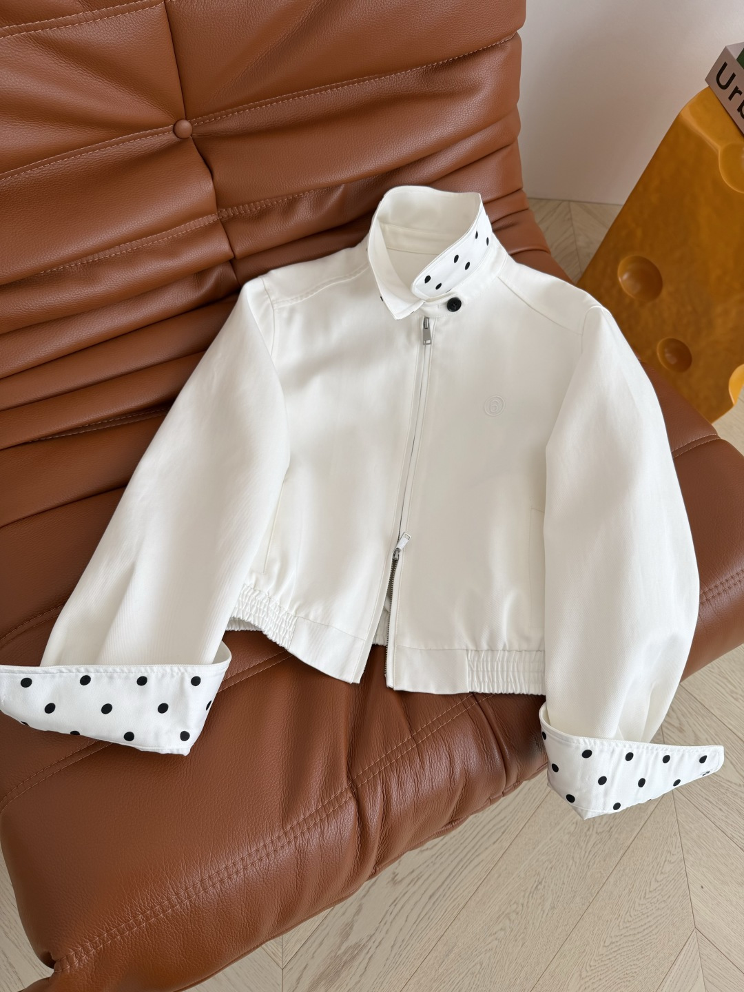复古时髦小夹克 26ss 波点袖口卷边白色外套 两个袖口内里是波点设计 可以卷边穿 很好看的细节 胸前刺