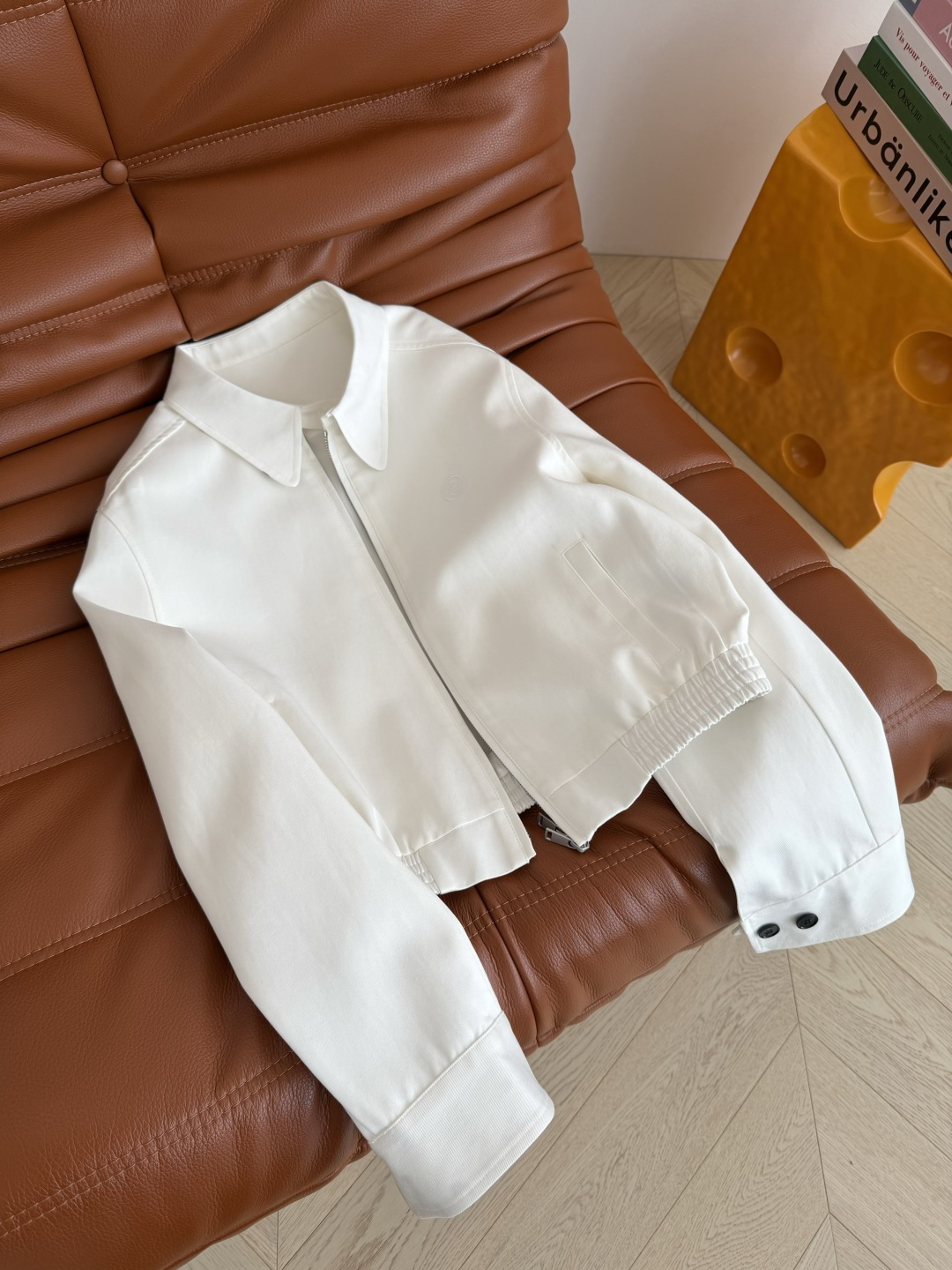 复古时髦小夹克 26ss 波点袖口卷边白色外套 两个袖口内里是波点设计 可以卷边穿 很好看的细节 胸前刺