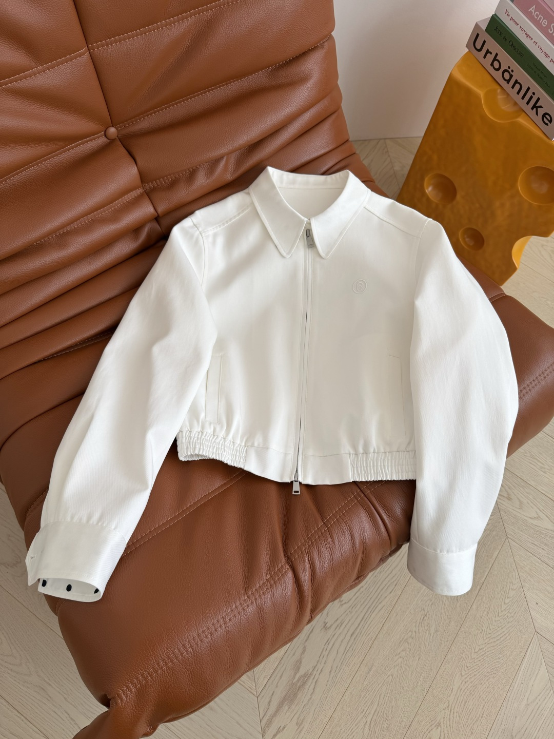 复古时髦小夹克 26ss 波点袖口卷边白色外套 两个袖口内里是波点设计 可以卷边穿 很好看的细节 胸前刺