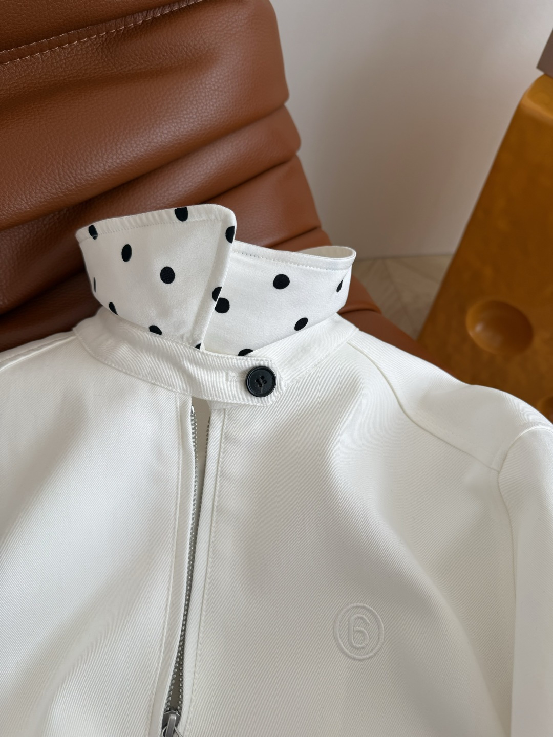 复古时髦小夹克 26ss 波点袖口卷边白色外套 两个袖口内里是波点设计 可以卷边穿 很好看的细节 胸前刺