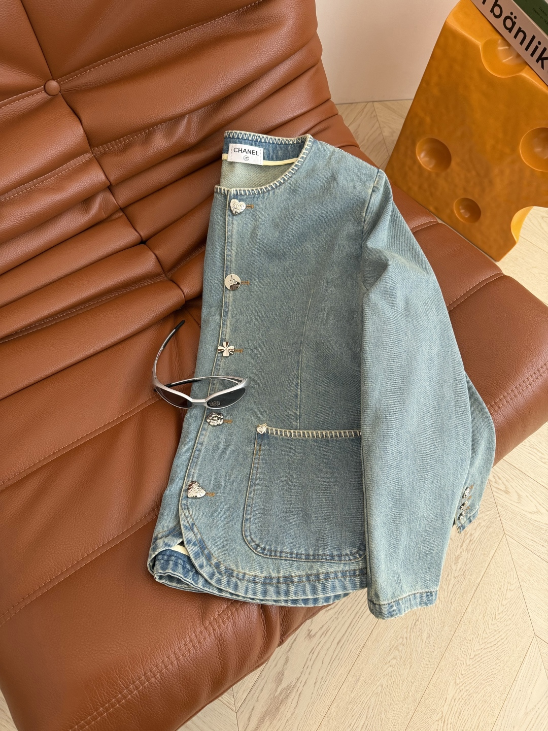 26春夏 重工锁边装饰牛仔外套 轻薄款的牛仔外套一年四季都可以穿 实穿性超高 单排扣子是由桃心+山茶花+