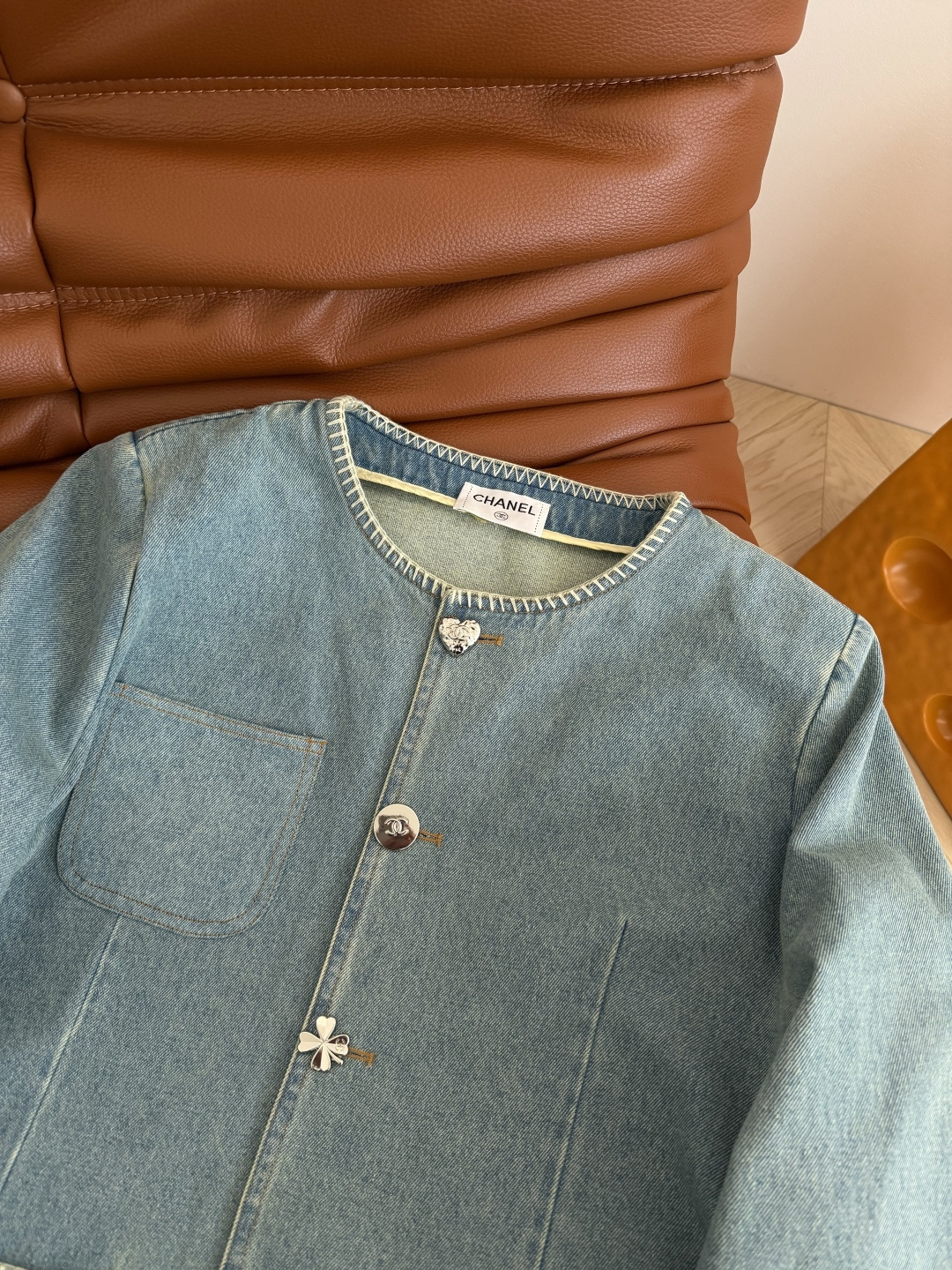 26春夏 重工锁边装饰牛仔外套 轻薄款的牛仔外套一年四季都可以穿 实穿性超高 单排扣子是由桃心+山茶花+