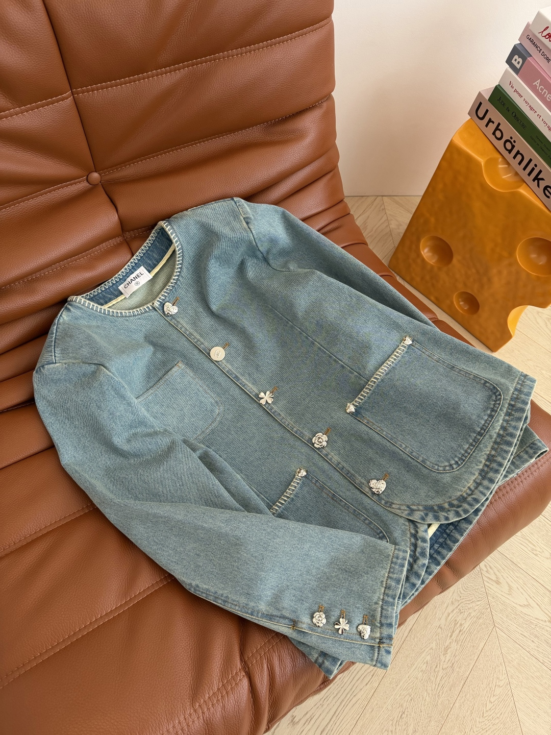 26春夏 重工锁边装饰牛仔外套 轻薄款的牛仔外套一年四季都可以穿 实穿性超高 单排扣子是由桃心+山茶花+