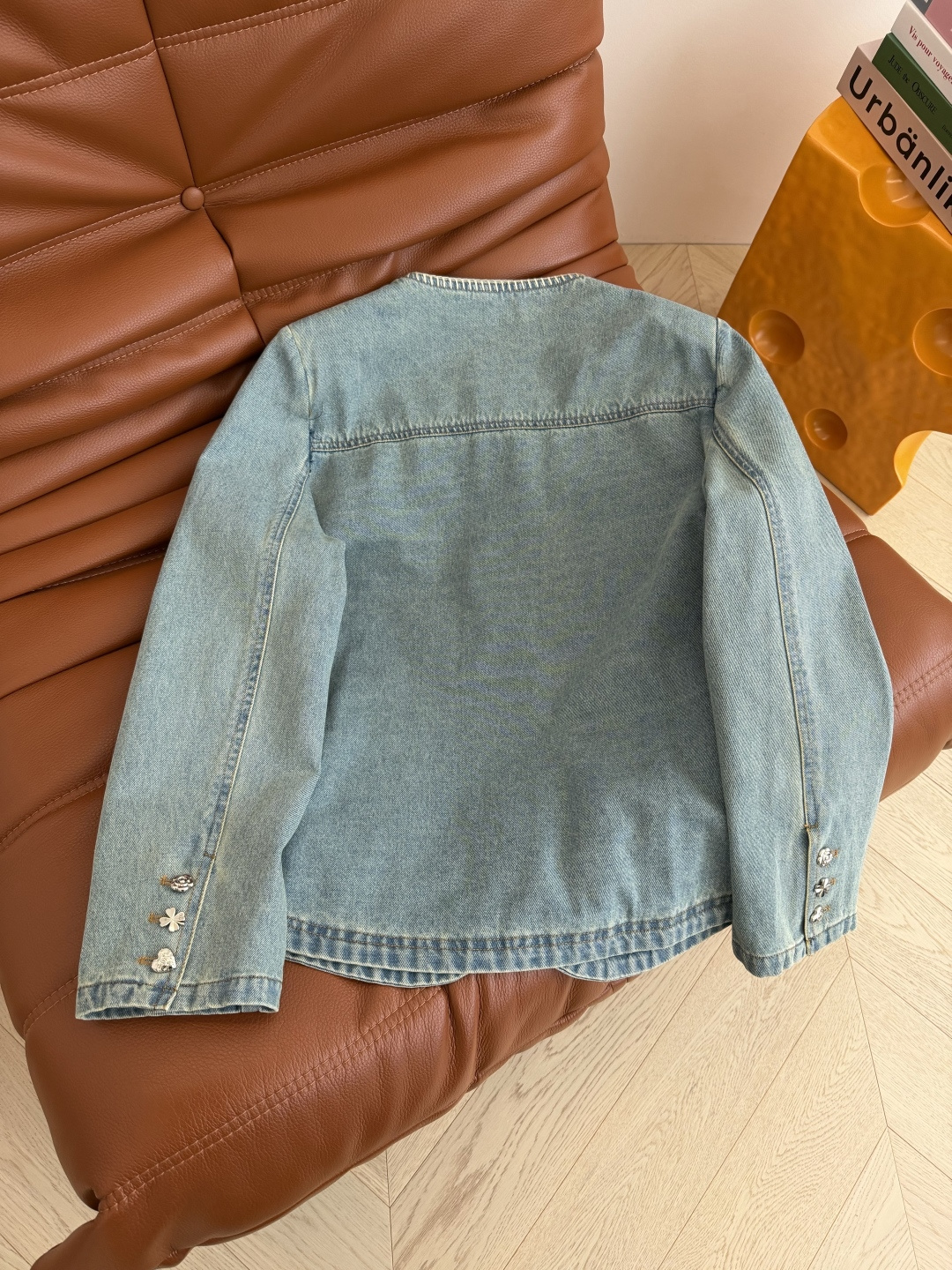 26春夏 重工锁边装饰牛仔外套 轻薄款的牛仔外套一年四季都可以穿 实穿性超高 单排扣子是由桃心+山茶花+