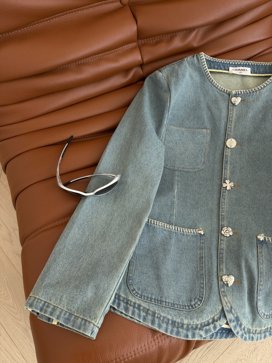 26春夏 重工锁边装饰牛仔外套 轻薄款的牛仔外套一年四季都可以穿 实穿性超高 单排扣子是由桃心+山茶花+