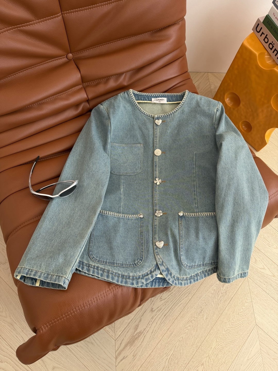 26春夏 重工锁边装饰牛仔外套 轻薄款的牛仔外套一年四季都可以穿 实穿性超高 单排扣子是由桃心+山茶花+