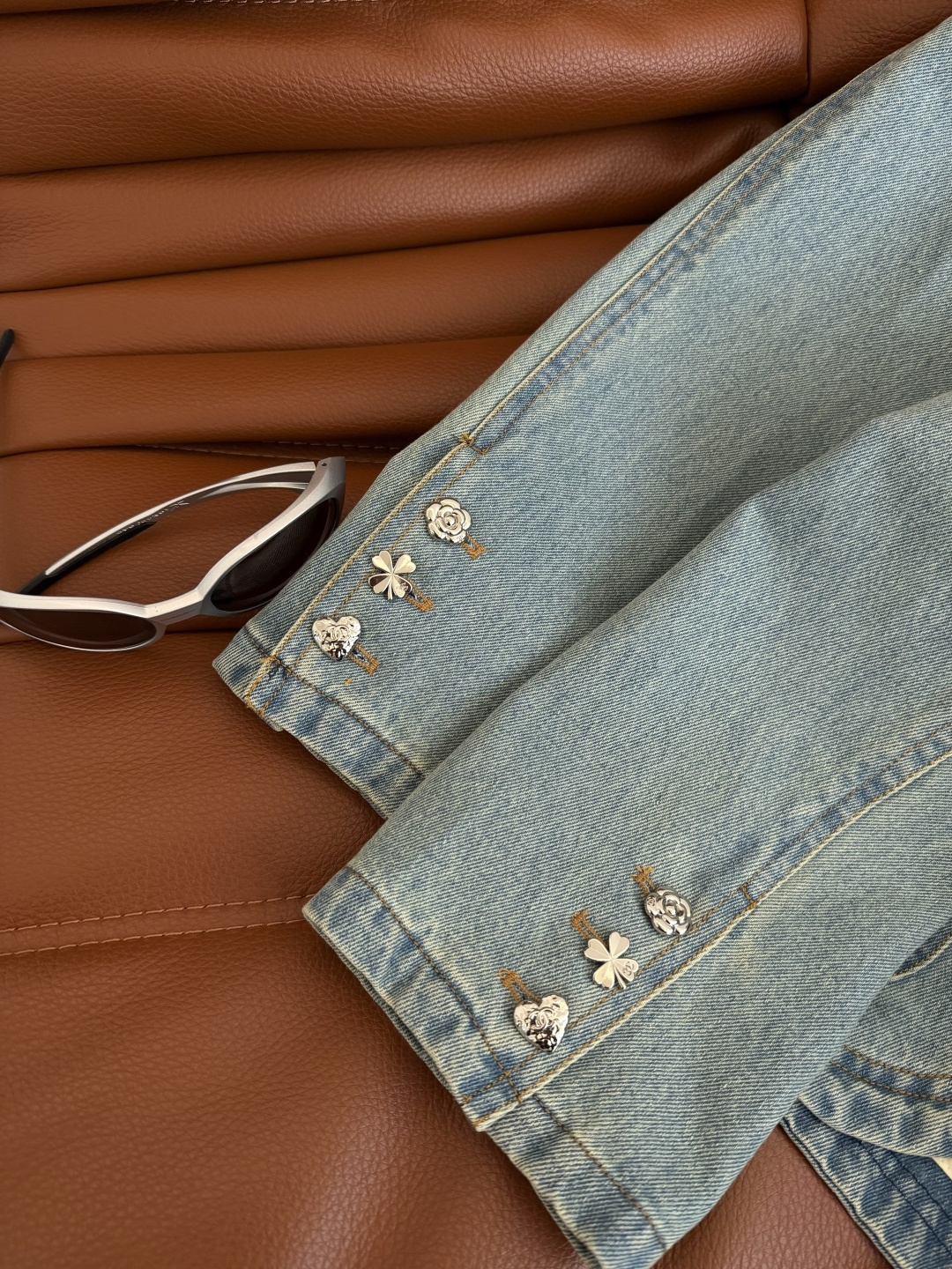 26春夏 重工锁边装饰牛仔外套 轻薄款的牛仔外套一年四季都可以穿 实穿性超高 单排扣子是由桃心+山茶花+