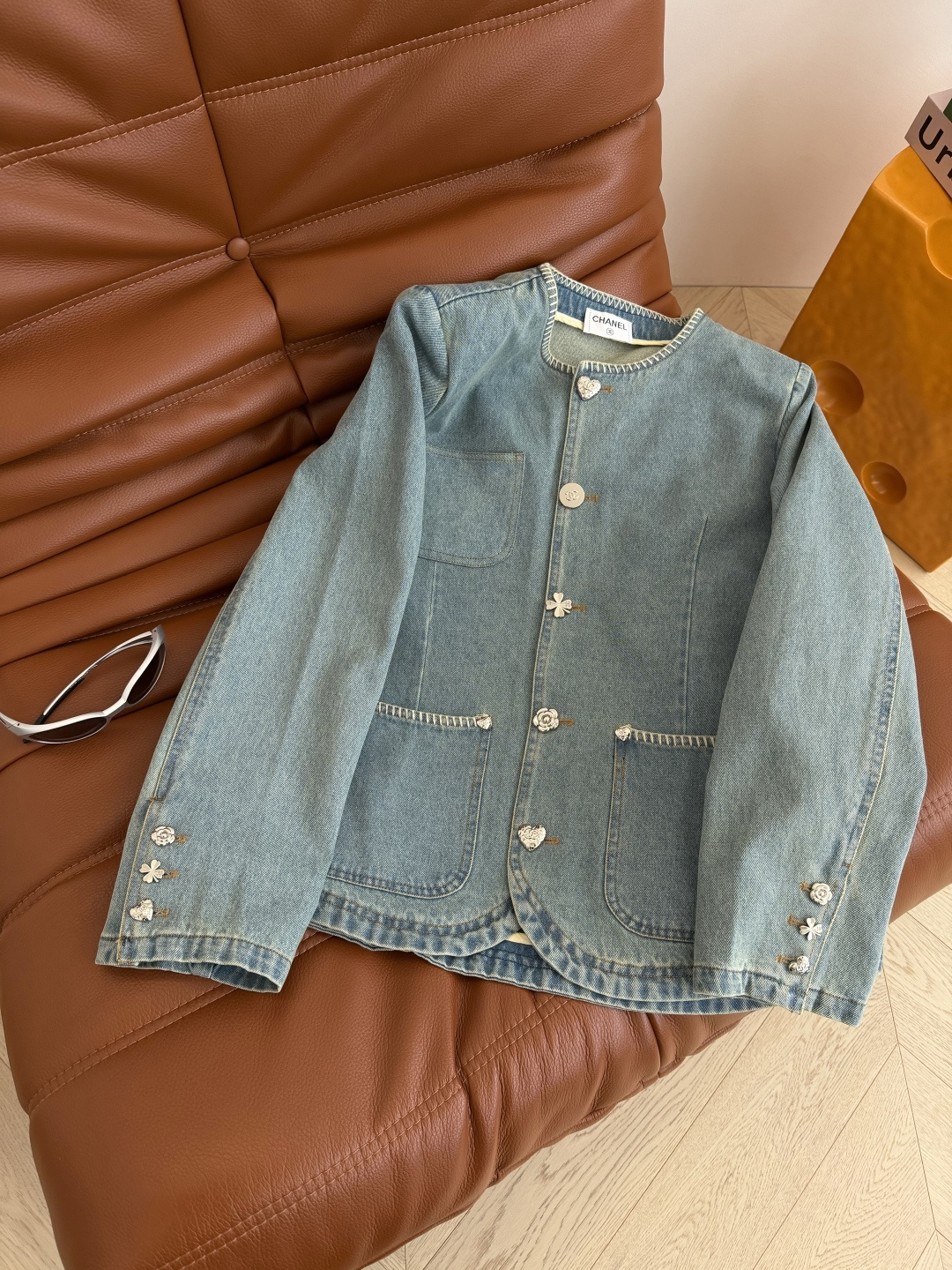 26春夏 重工锁边装饰牛仔外套 轻薄款的牛仔外套一年四季都可以穿 实穿性超高 单排扣子是由桃心+山茶花+
