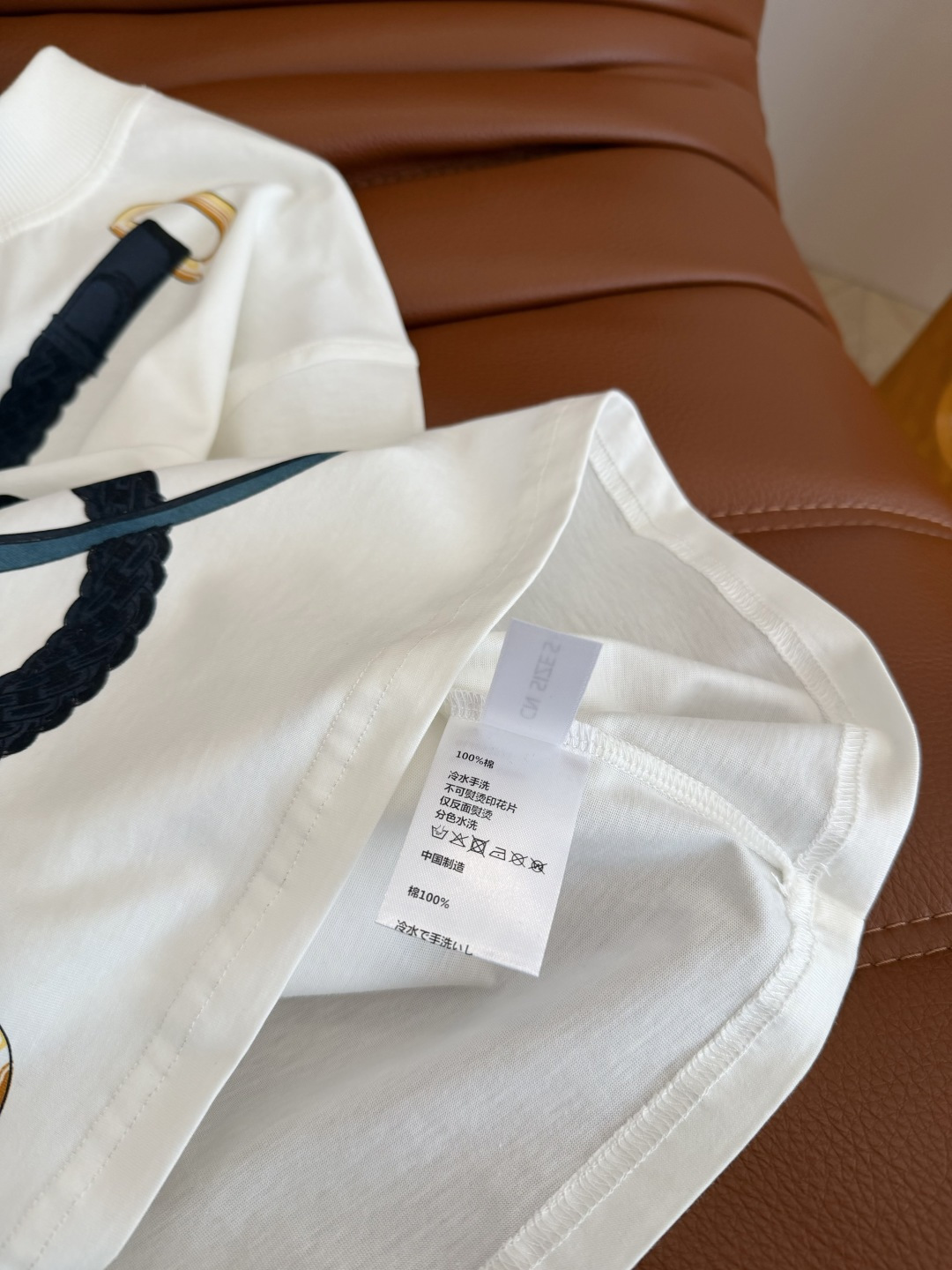 26春夏 皮带链条图案⛓️印花短袖T恤 经典大气的图案 很高级 自带辨识度 版型是廓形感的短款剪裁 上身