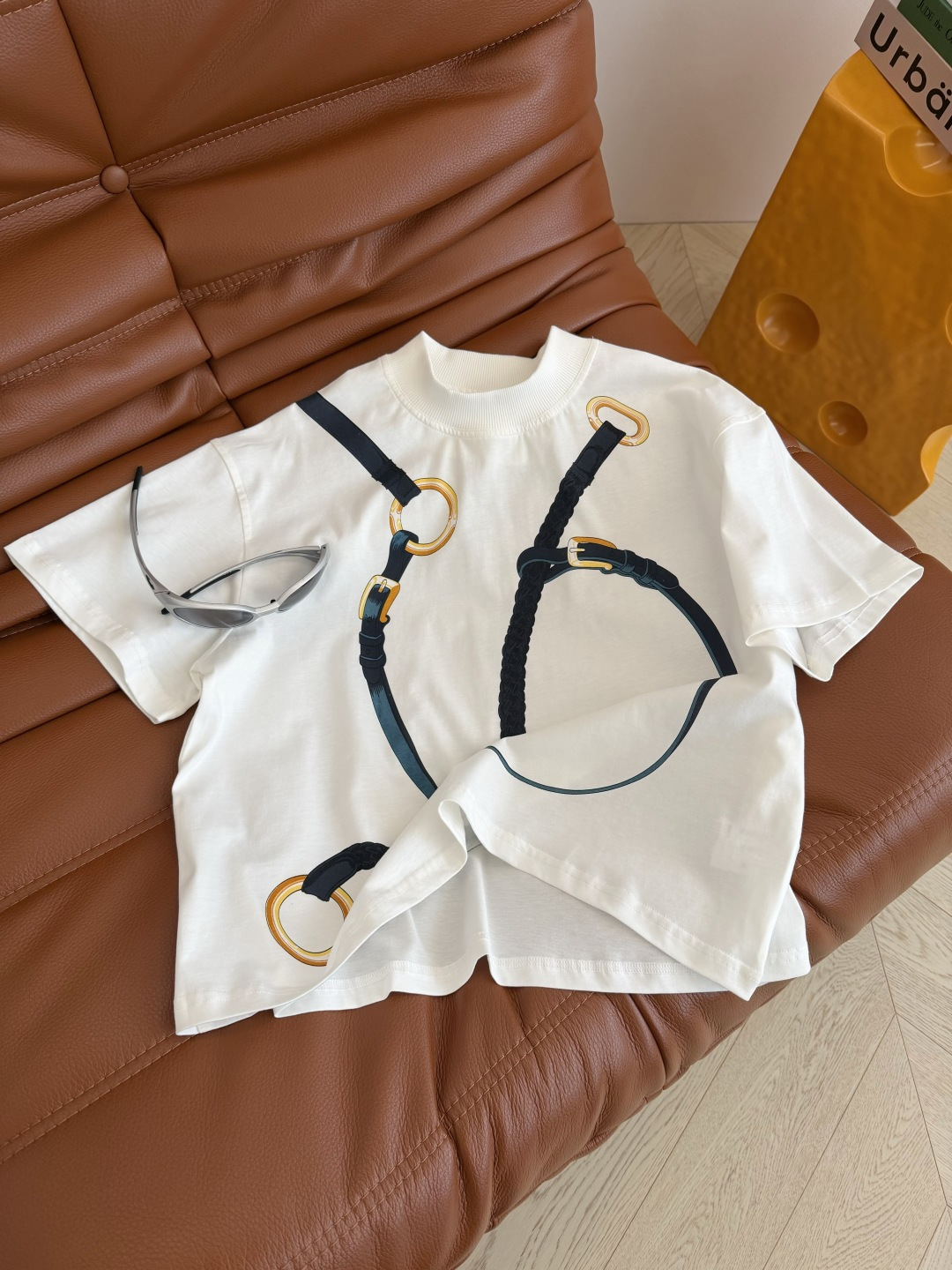 26春夏 皮带链条图案⛓️印花短袖T恤 经典大气的图案 很高级 自带辨识度 版型是廓形感的短款剪裁 上身