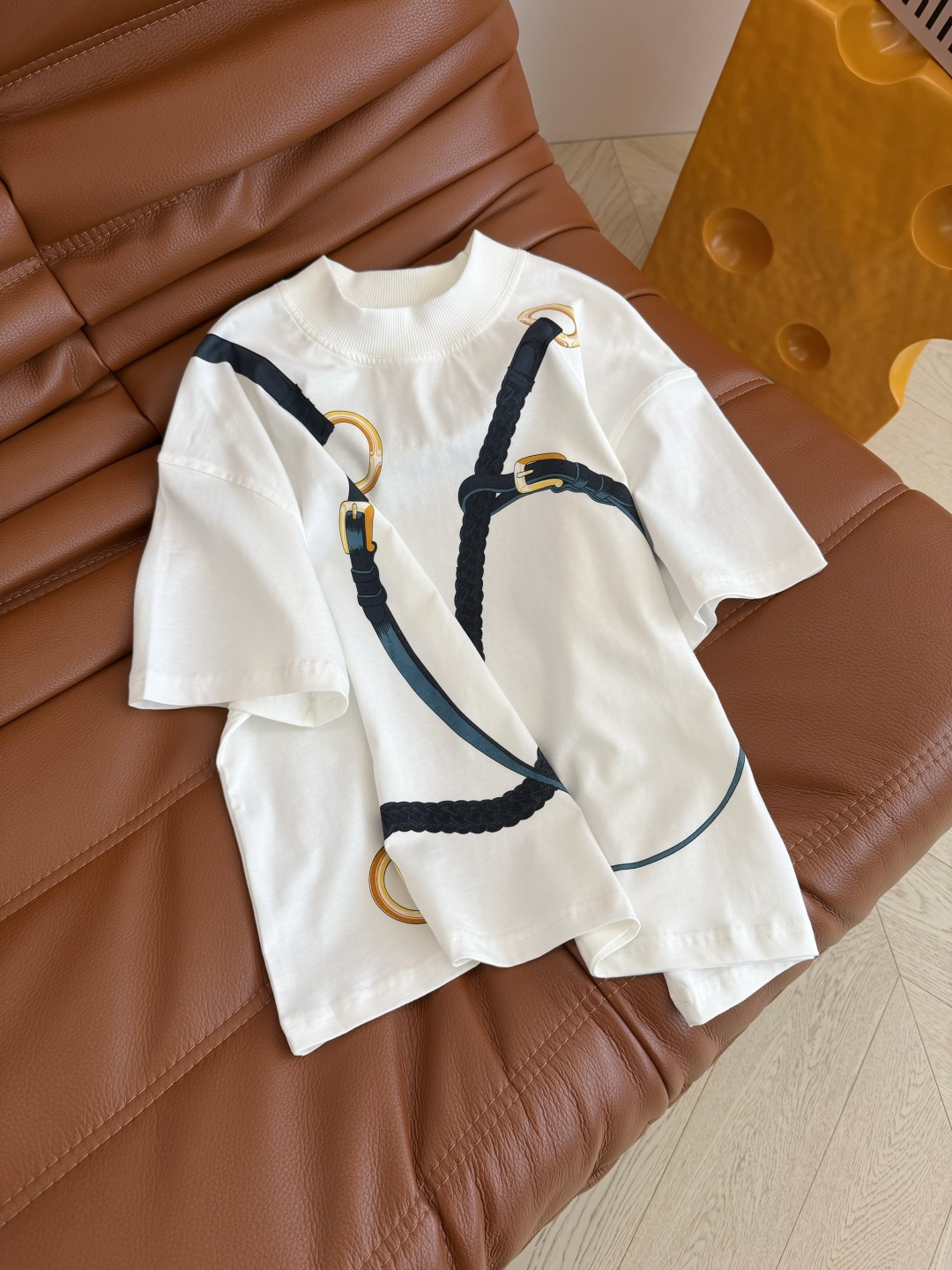 26春夏 皮带链条图案⛓️印花短袖T恤 经典大气的图案 很高级 自带辨识度 版型是廓形感的短款剪裁 上身