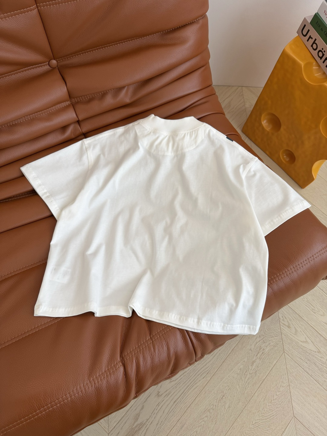 26春夏 皮带链条图案⛓️印花短袖T恤 经典大气的图案 很高级 自带辨识度 版型是廓形感的短款剪裁 上身