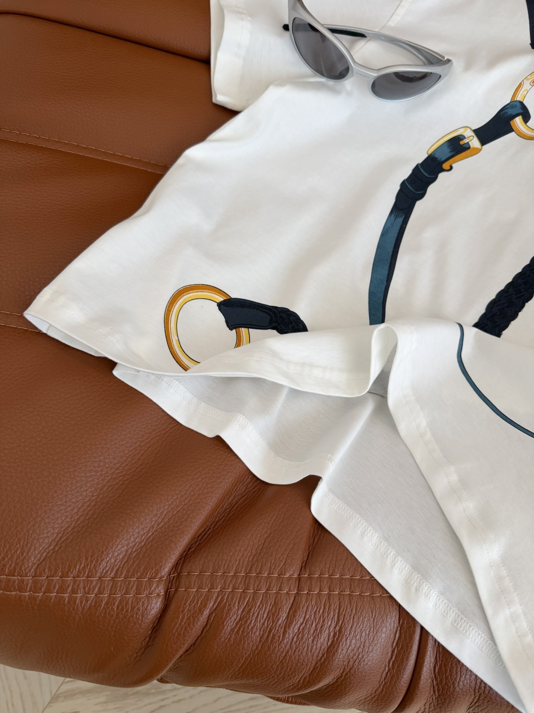 26春夏 皮带链条图案⛓️印花短袖T恤 经典大气的图案 很高级 自带辨识度 版型是廓形感的短款剪裁 上身