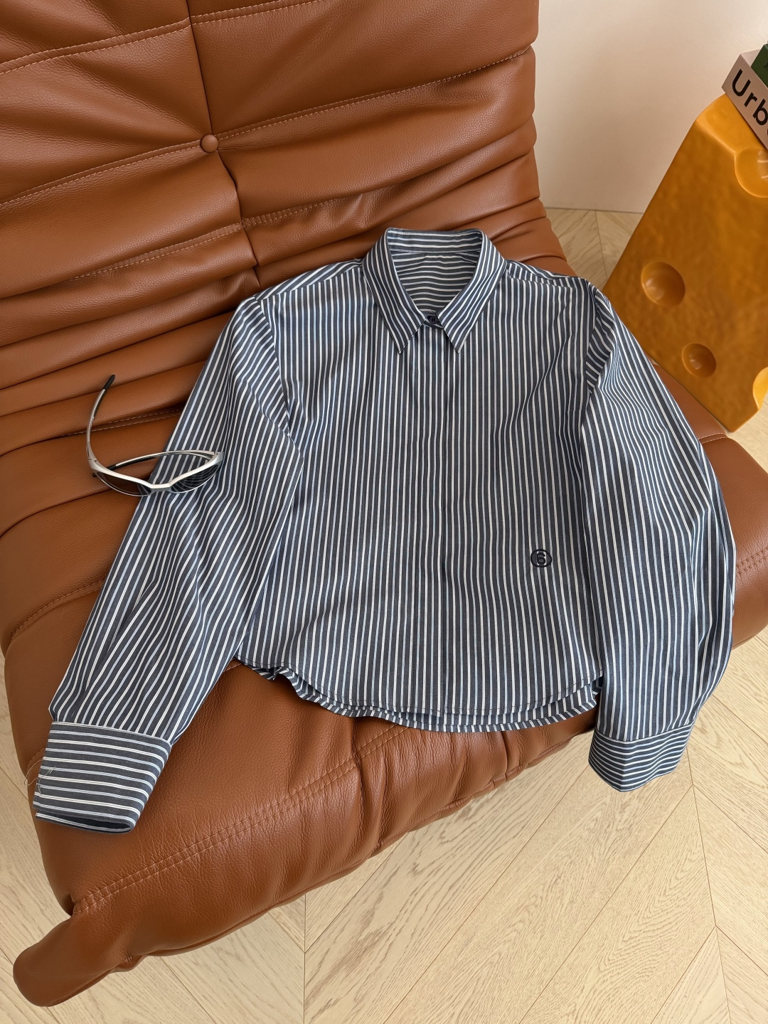 26新款 下摆数字🔢刺绣logo条纹衬衫 时髦穿搭 一深一浅两个配色 短款的版型更加百搭 是日常休闲穿搭