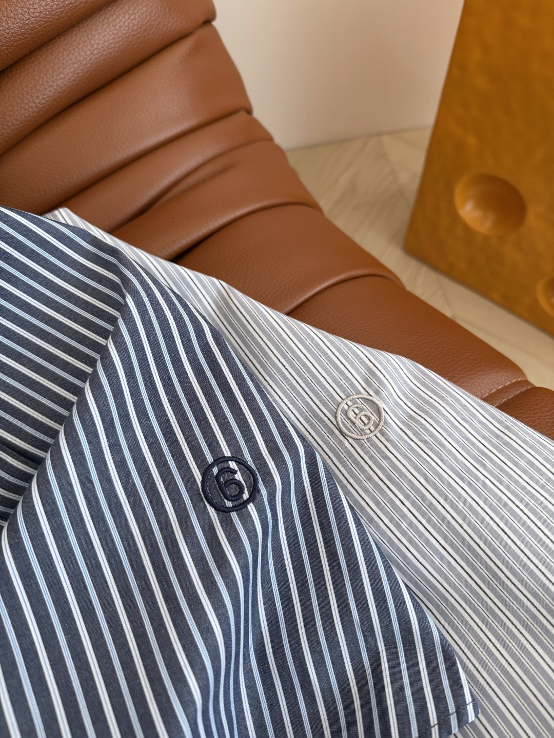 26新款 下摆数字🔢刺绣logo条纹衬衫 时髦穿搭 一深一浅两个配色 短款的版型更加百搭 是日常休闲穿搭