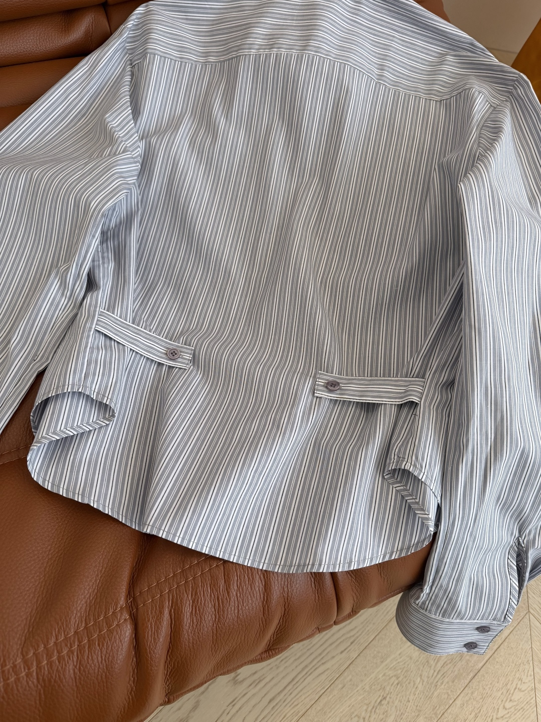 26新款 下摆数字🔢刺绣logo条纹衬衫 时髦穿搭 一深一浅两个配色 短款的版型更加百搭 是日常休闲穿搭