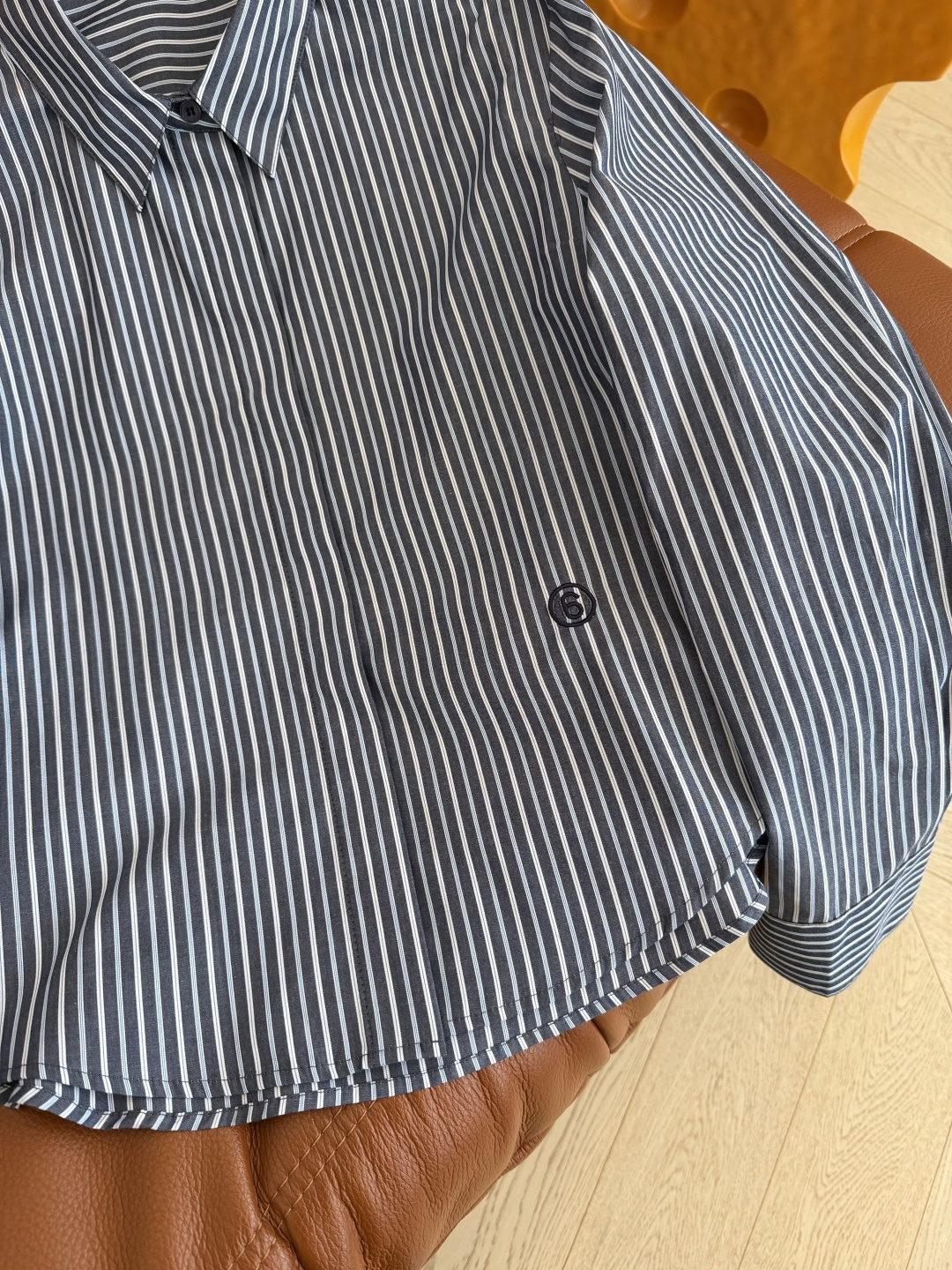 26新款 下摆数字🔢刺绣logo条纹衬衫 时髦穿搭 一深一浅两个配色 短款的版型更加百搭 是日常休闲穿搭