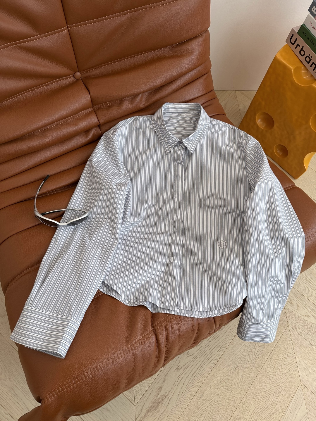 26新款 下摆数字🔢刺绣logo条纹衬衫 时髦穿搭 一深一浅两个配色 短款的版型更加百搭 是日常休闲穿搭