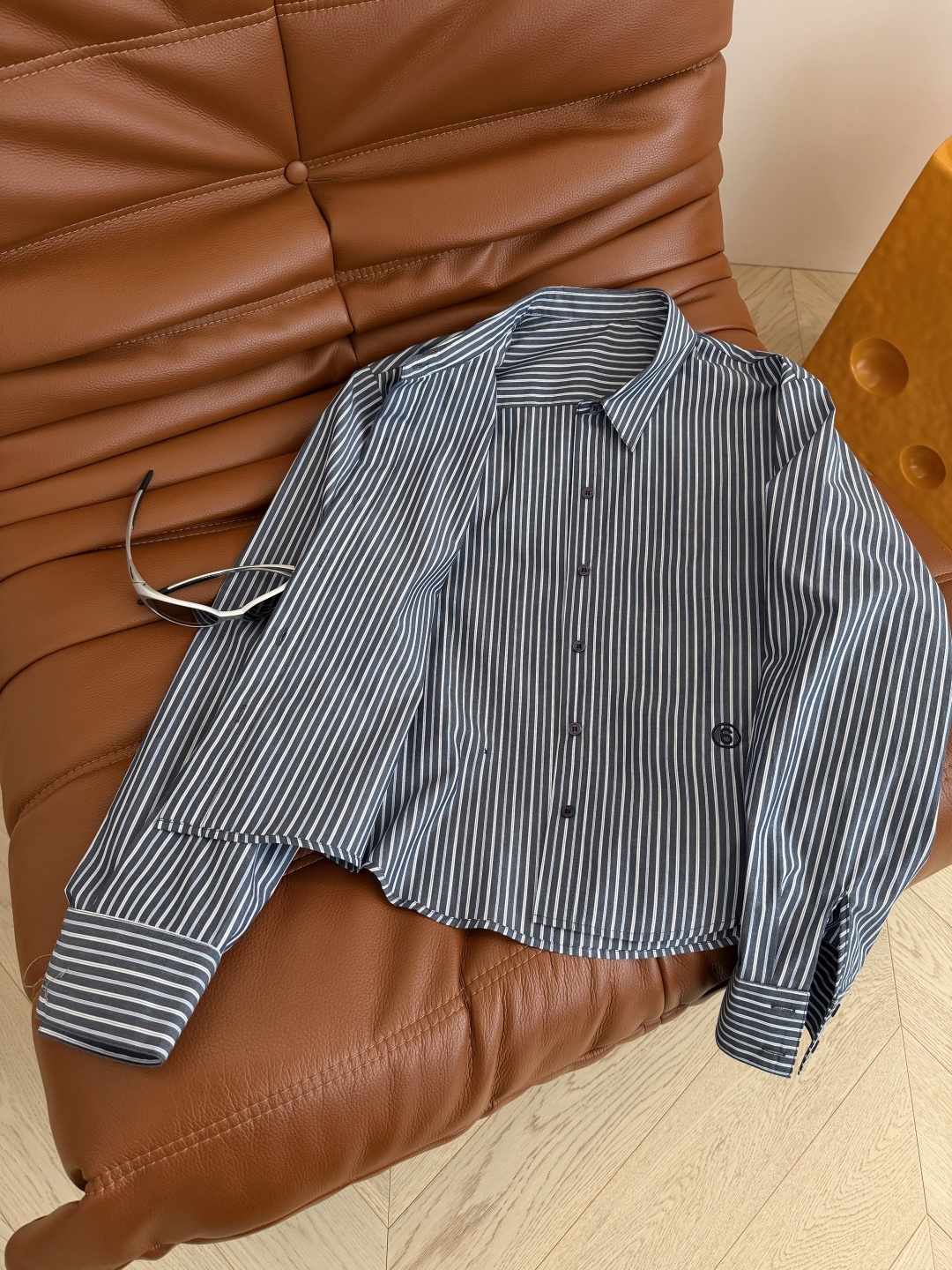 26新款 下摆数字🔢刺绣logo条纹衬衫 时髦穿搭 一深一浅两个配色 短款的版型更加百搭 是日常休闲穿搭