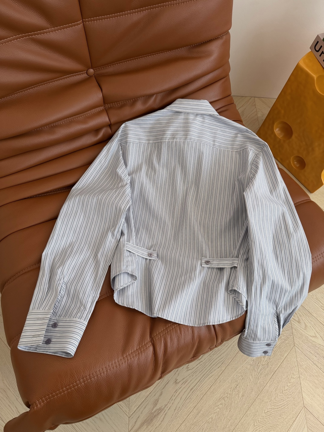 26新款 下摆数字🔢刺绣logo条纹衬衫 时髦穿搭 一深一浅两个配色 短款的版型更加百搭 是日常休闲穿搭