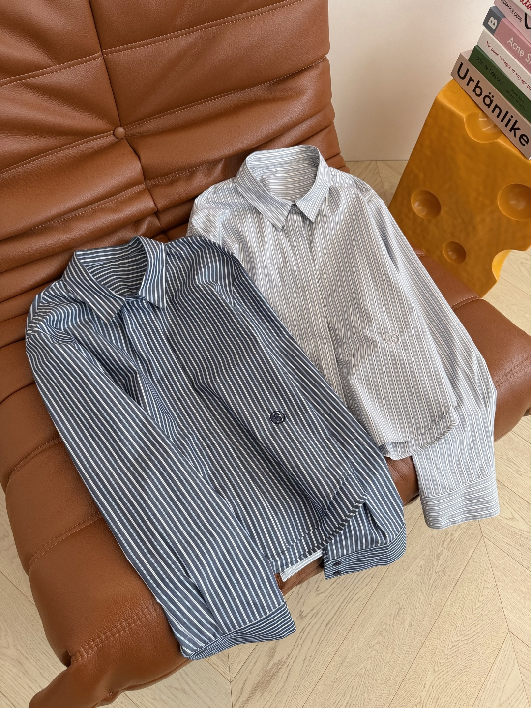 26新款 下摆数字🔢刺绣logo条纹衬衫 时髦穿搭 一深一浅两个配色 短款的版型更加百搭 是日常休闲穿搭