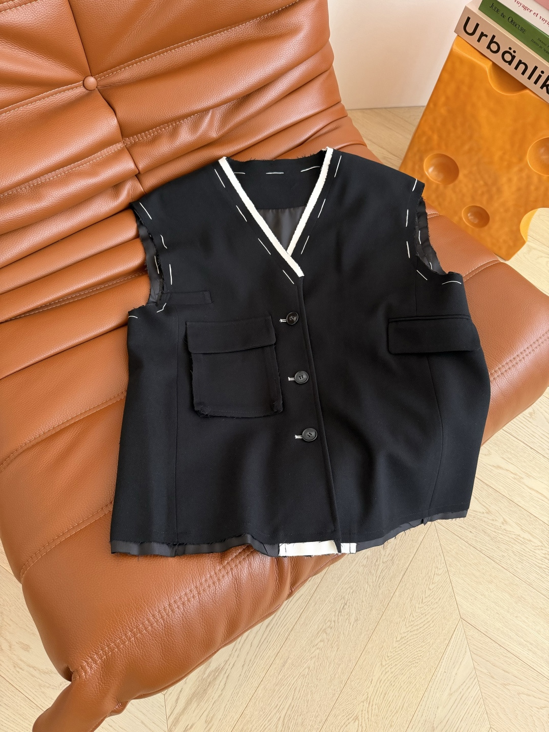 26新品 撞色手工线设计马甲外套 休闲慵懒 叠穿必备 率性干练 宽松自在 可以叠穿衬衫或者T恤 卫衣都可