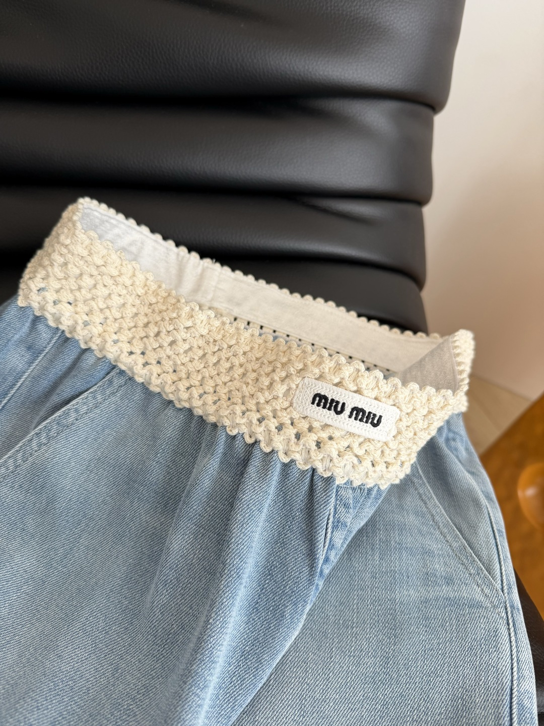 百搭藏肉显瘦 26ss 重工钩花松紧腰设计牛仔裤 渐变色洗水超好看 比较日常休闲与慵懒兼备的裤子 T恤或