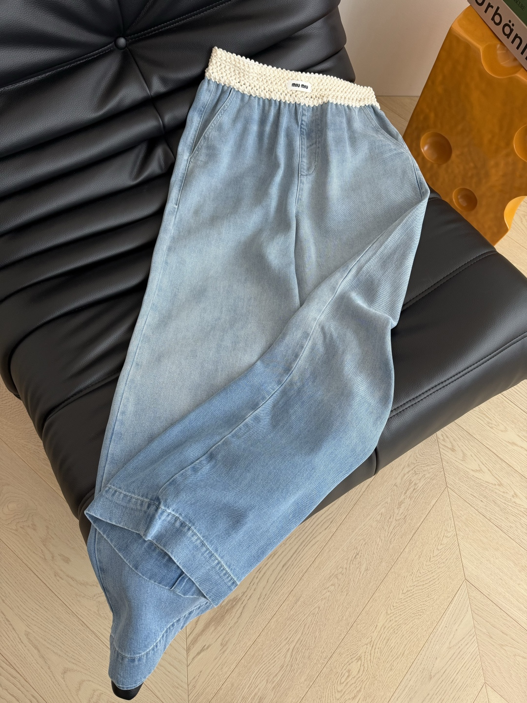 百搭藏肉显瘦 26ss 重工钩花松紧腰设计牛仔裤 渐变色洗水超好看 比较日常休闲与慵懒兼备的裤子 T恤或