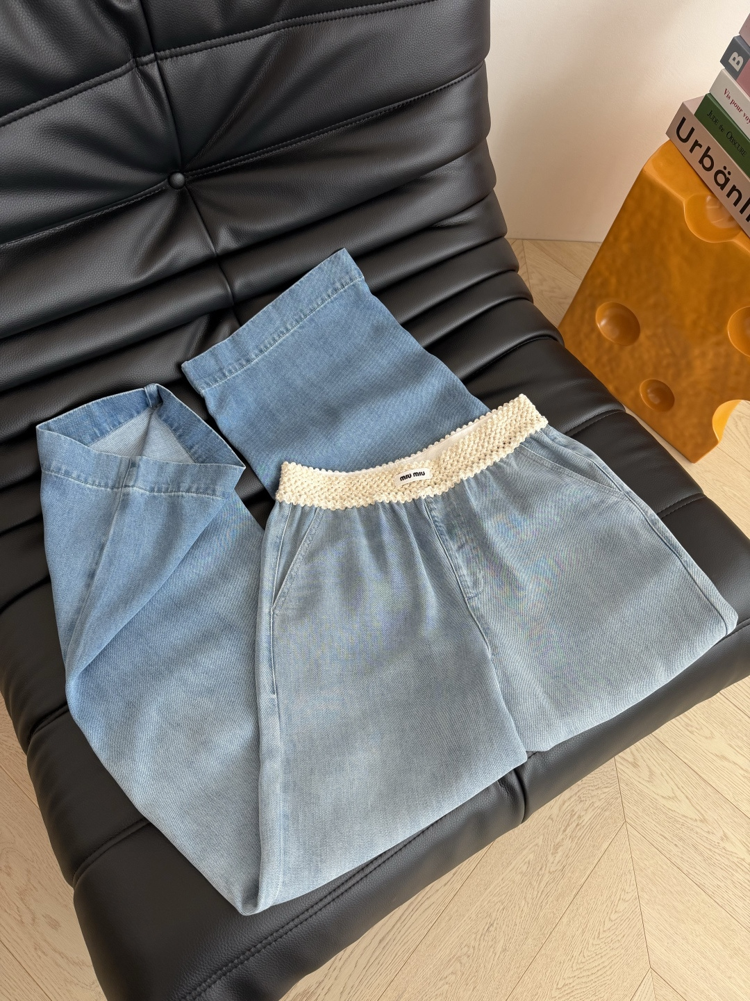 百搭藏肉显瘦 26ss 重工钩花松紧腰设计牛仔裤 渐变色洗水超好看 比较日常休闲与慵懒兼备的裤子 T恤或