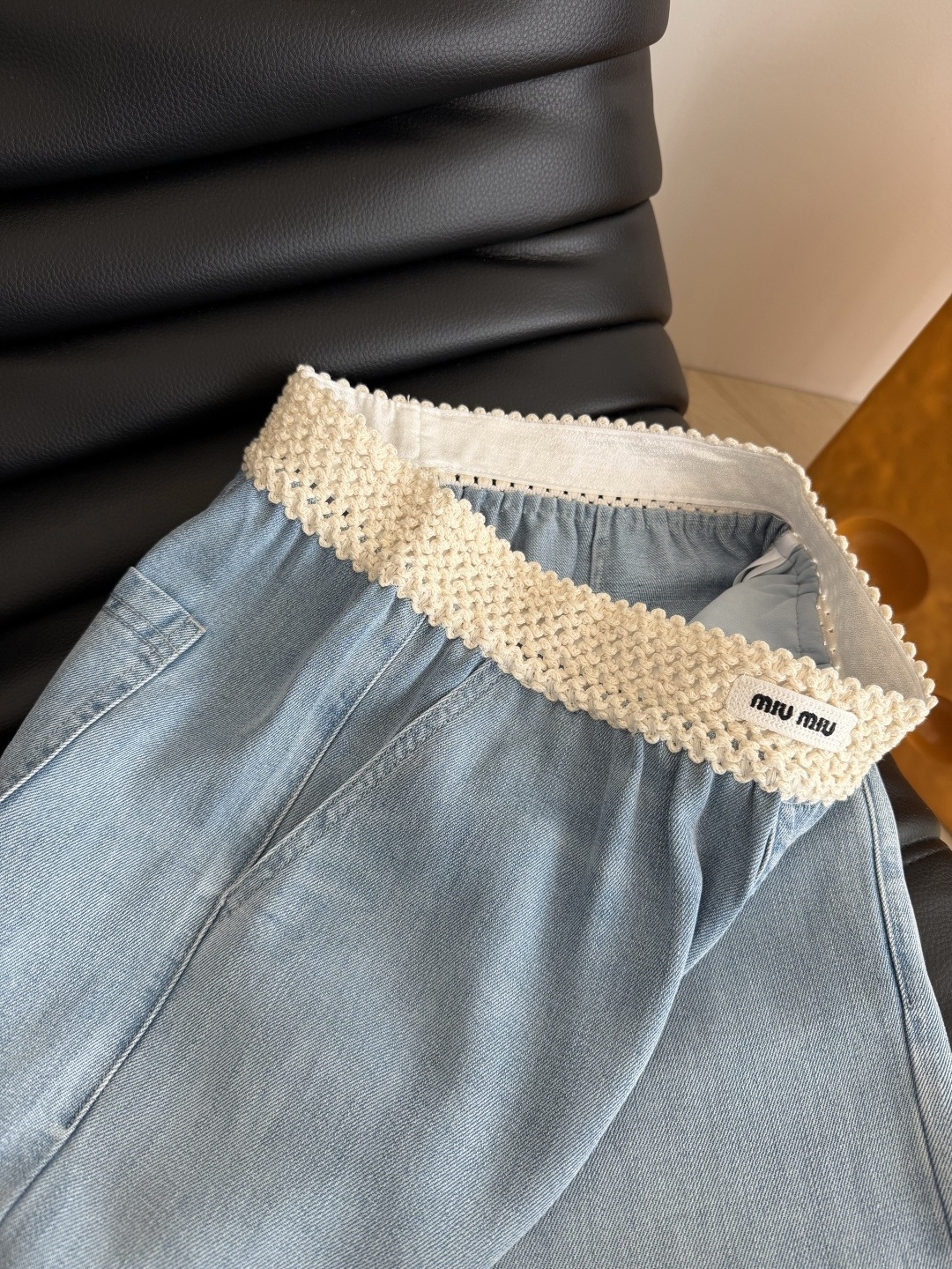 百搭藏肉显瘦 26ss 重工钩花松紧腰设计牛仔裤 渐变色洗水超好看 比较日常休闲与慵懒兼备的裤子 T恤或