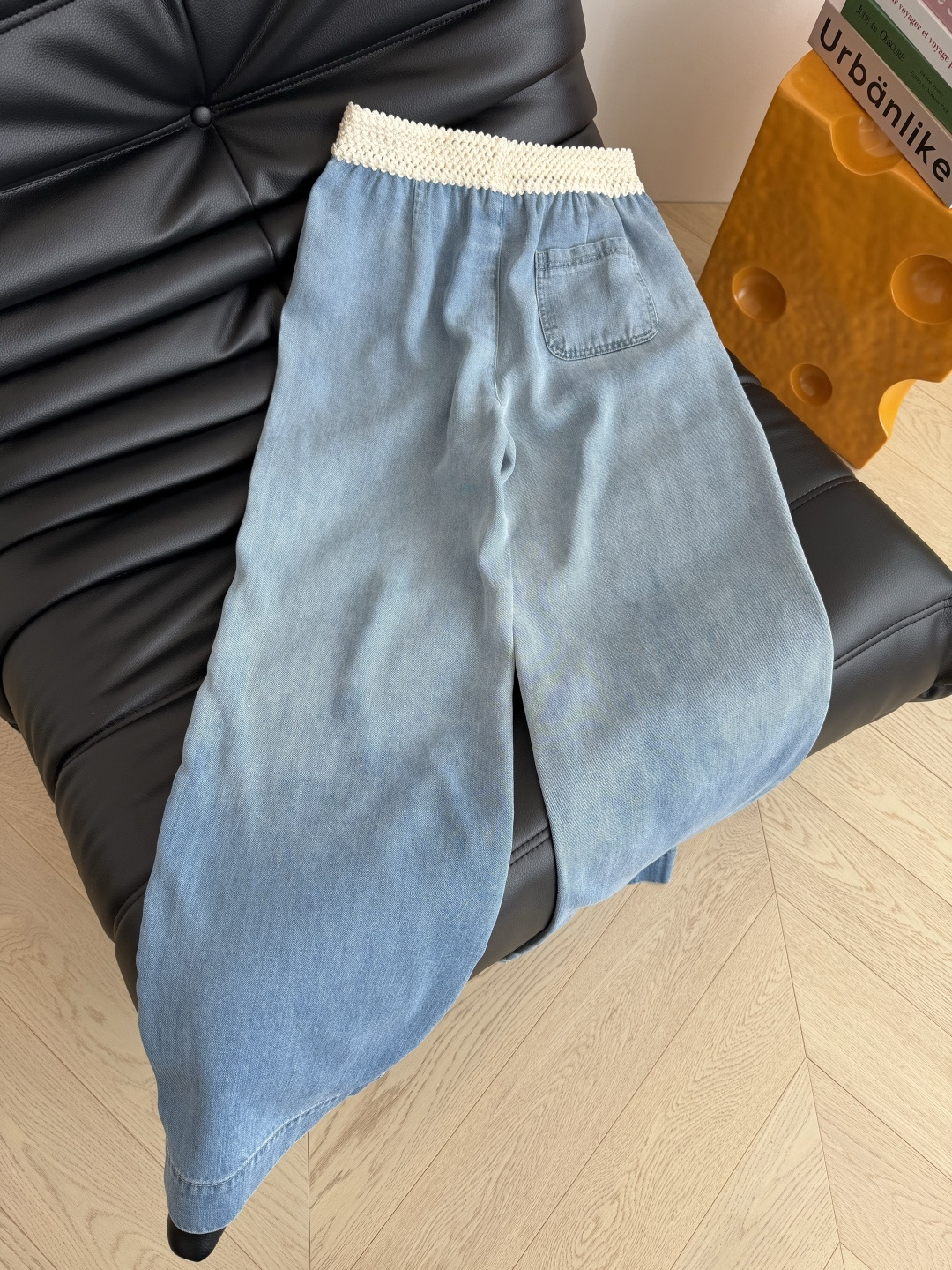 百搭藏肉显瘦 26ss 重工钩花松紧腰设计牛仔裤 渐变色洗水超好看 比较日常休闲与慵懒兼备的裤子 T恤或