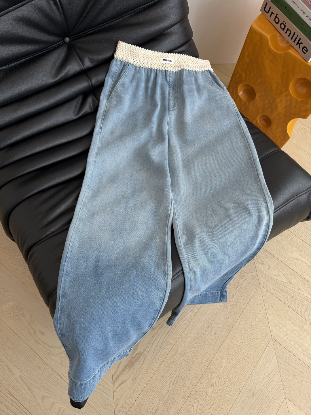 百搭藏肉显瘦 26ss 重工钩花松紧腰设计牛仔裤 渐变色洗水超好看 比较日常休闲与慵懒兼备的裤子 T恤或