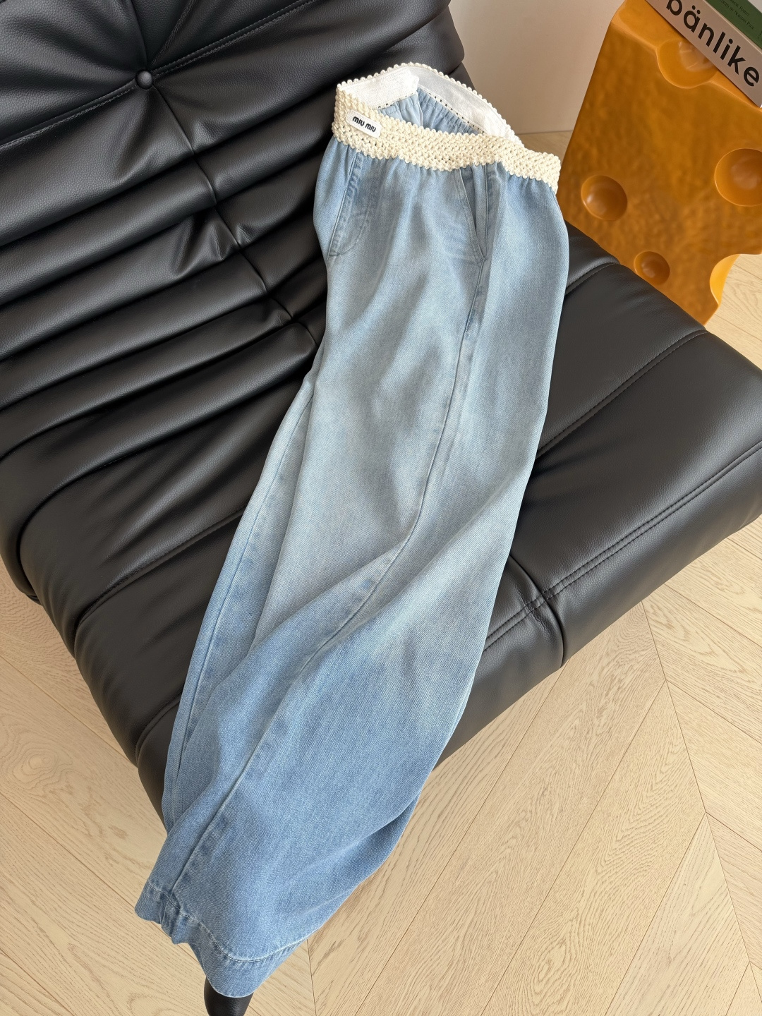 百搭藏肉显瘦 26ss 重工钩花松紧腰设计牛仔裤 渐变色洗水超好看 比较日常休闲与慵懒兼备的裤子 T恤或