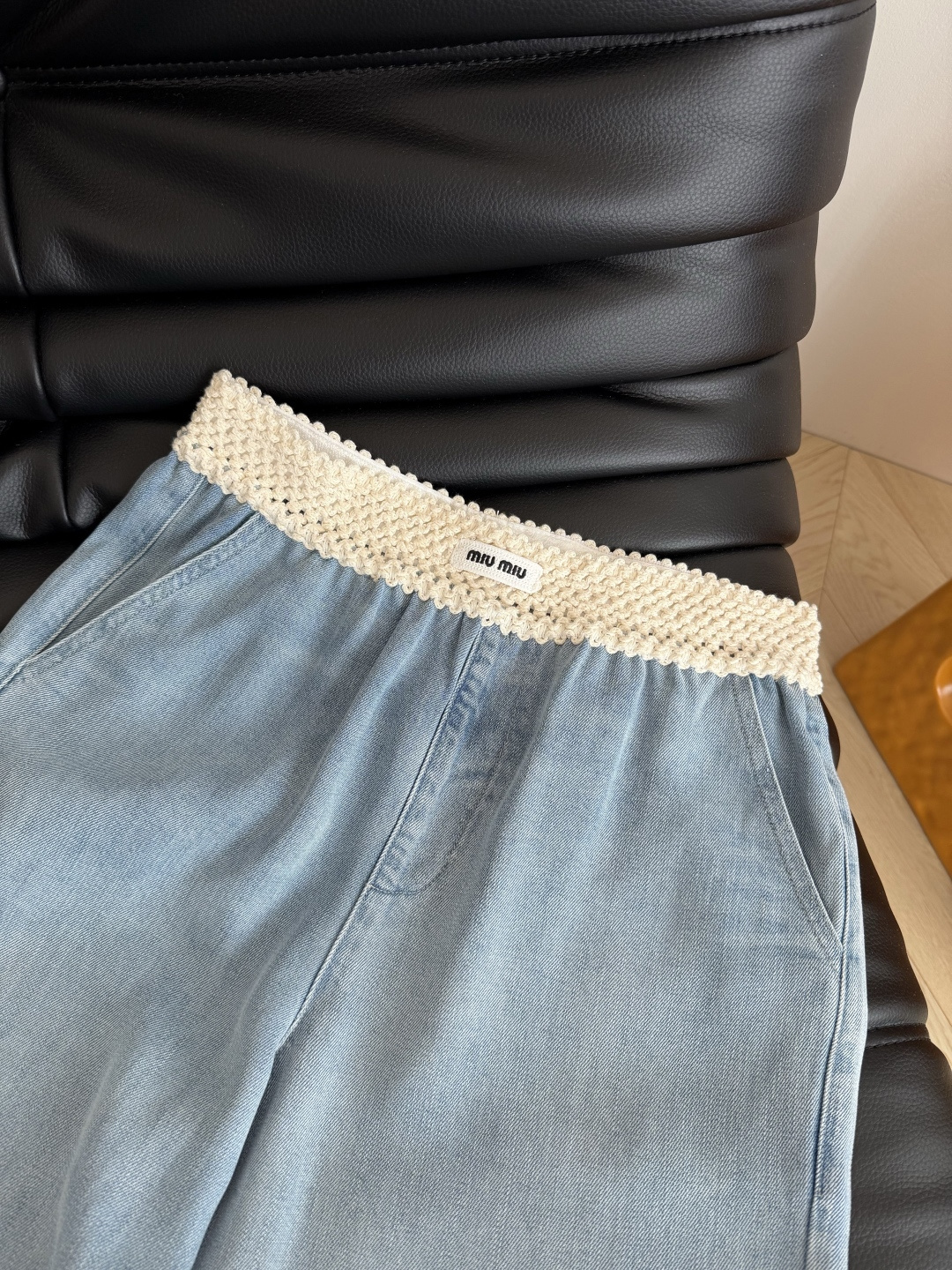 百搭藏肉显瘦 26ss 重工钩花松紧腰设计牛仔裤 渐变色洗水超好看 比较日常休闲与慵懒兼备的裤子 T恤或