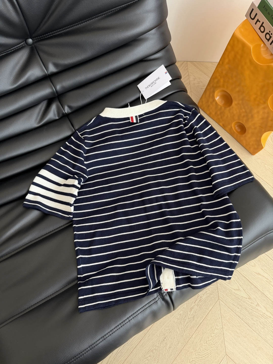 经典百搭系列 v领设计织带杠条短袖开衫 百搭浅灰色和藏蓝色条纹 休闲有时髦感 很推荐日常穿搭 有种老钱调